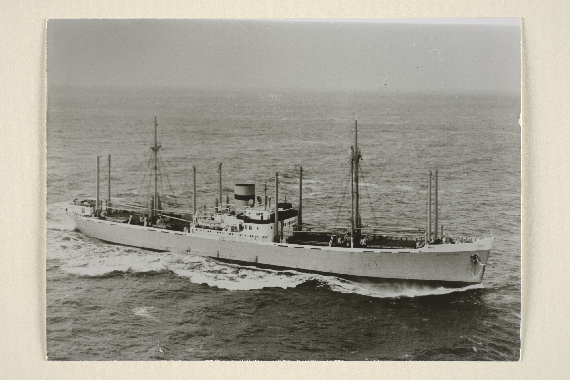 1995.5481; Een luchtfoto van het vrachtschip ms. Graveland van de KHL op zee; foto