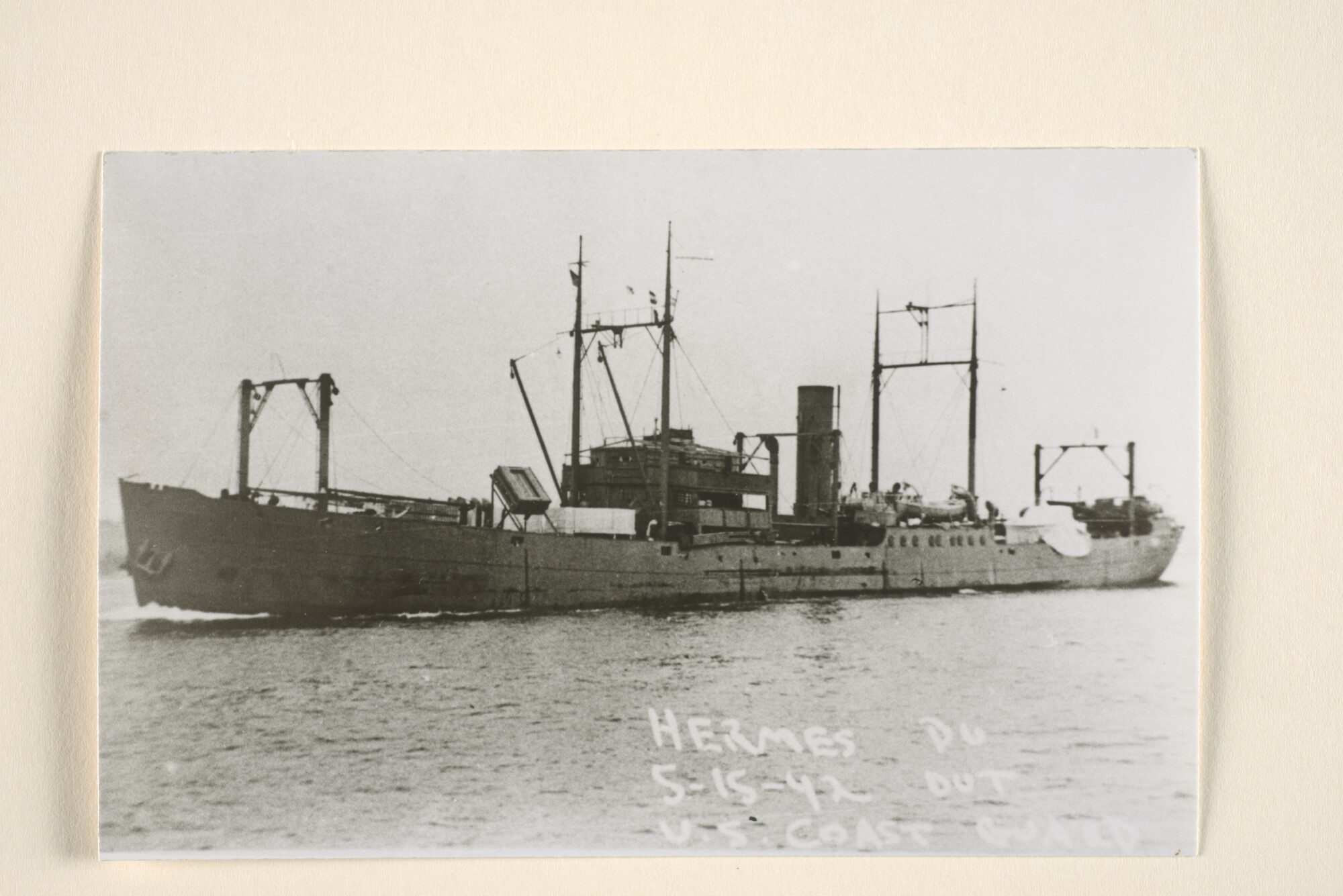 1995.6825; Het vrachtschip ss. Hermes van de KNSM in oorlogsgrijs op zee; foto