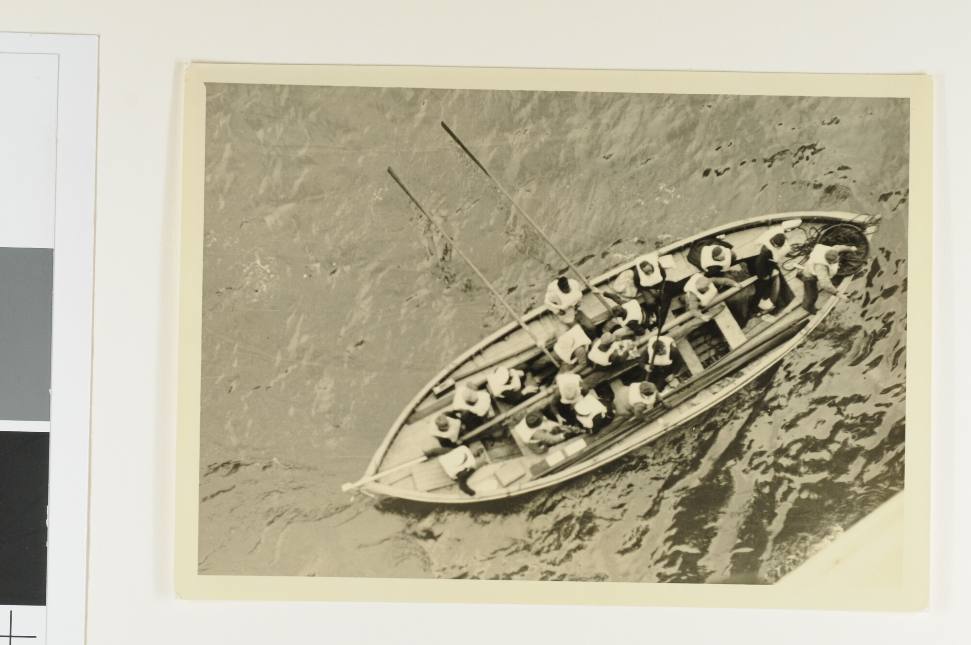 S.5647(146)b; Klein mapje met foto's over het gebruik en de voordelen van Flemming Hand Propelled Lifeboats; fotoalbum