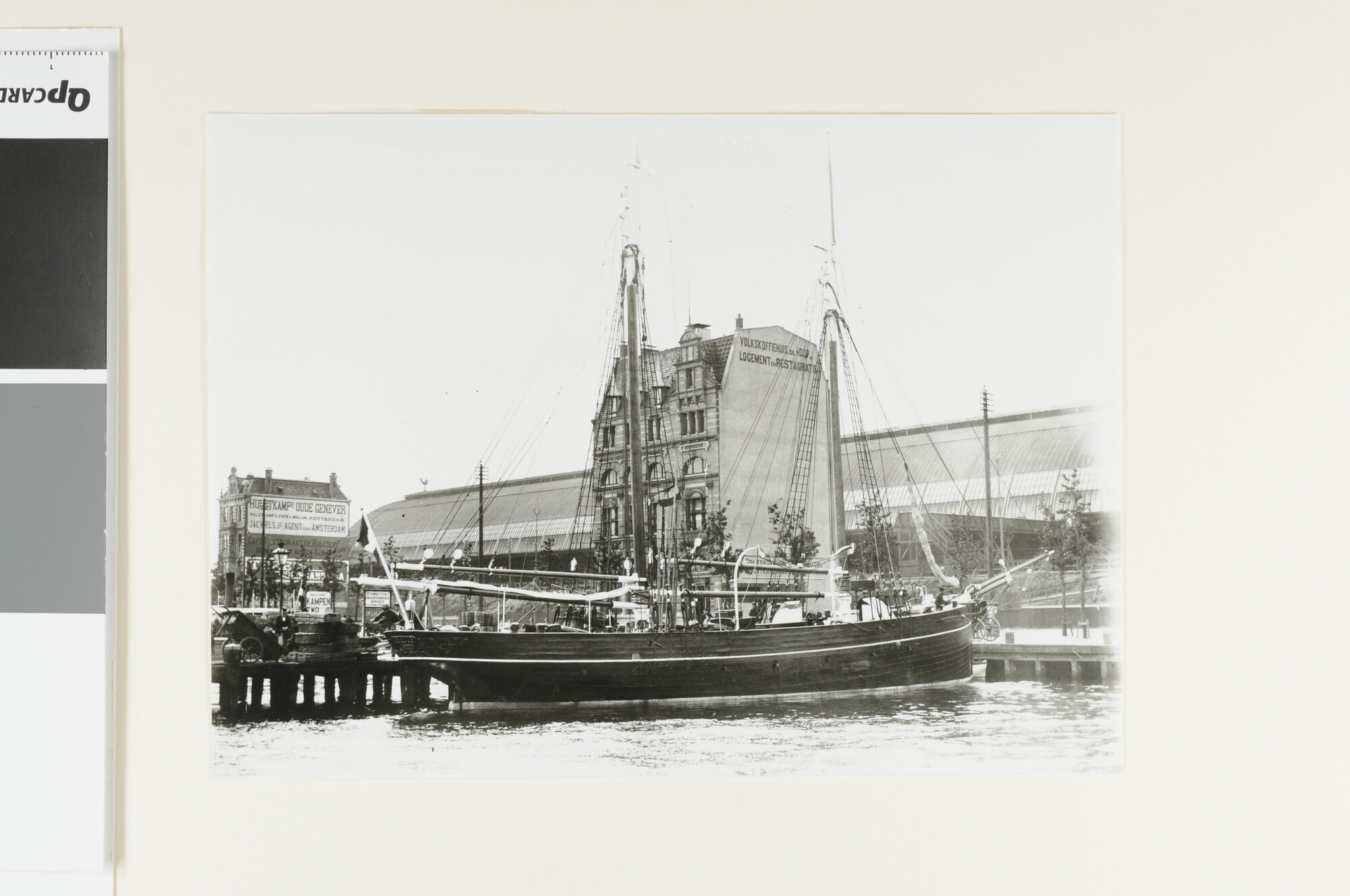 A.4254(11); Het hospitaalkerkschip De Hoop ligt afgemeerd aan De Ruyterkade te Amsterdam, juni 1898; foto