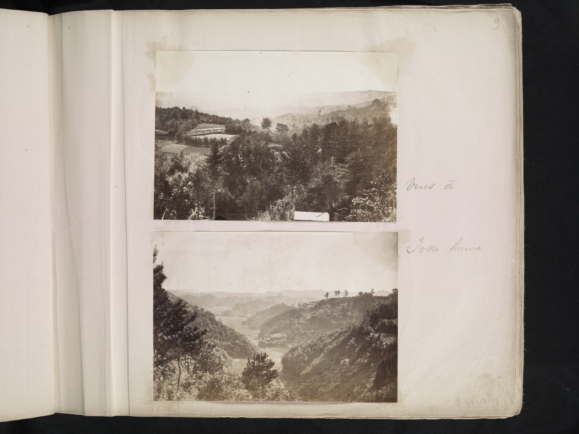 S.3628(02); Album nr. 1 uit een serie van drie van de Nederlandse consul in Japan Dirk de Graeff van Polsbroek; fotoalbum