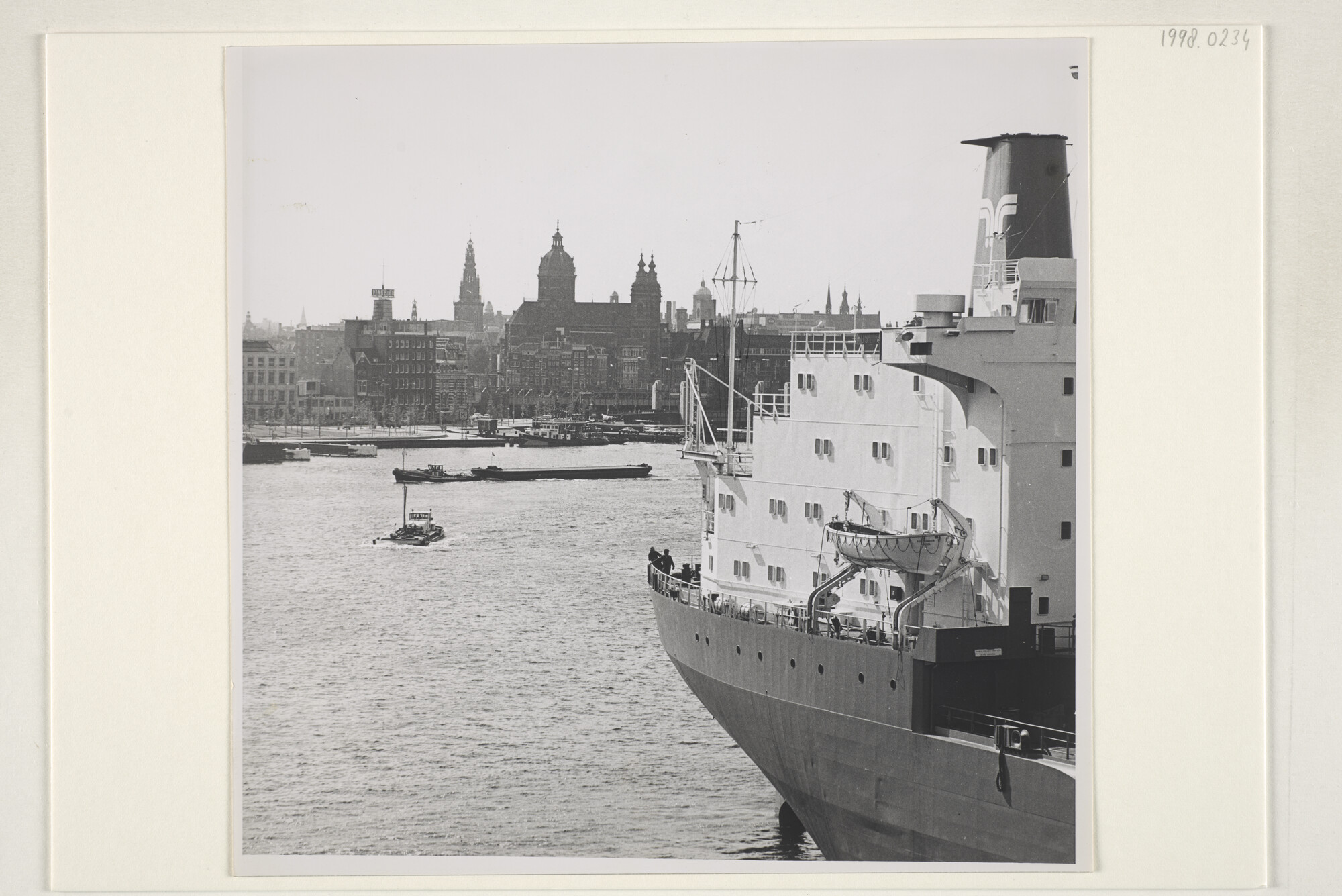 1998.0234; Foto's van de Britse chemaciliëntanker ms. 'Post Charger' van P & O Lines uit Londen ligt voor onderhoud bij de ADM te Amsterdam [...]; fotoreportage