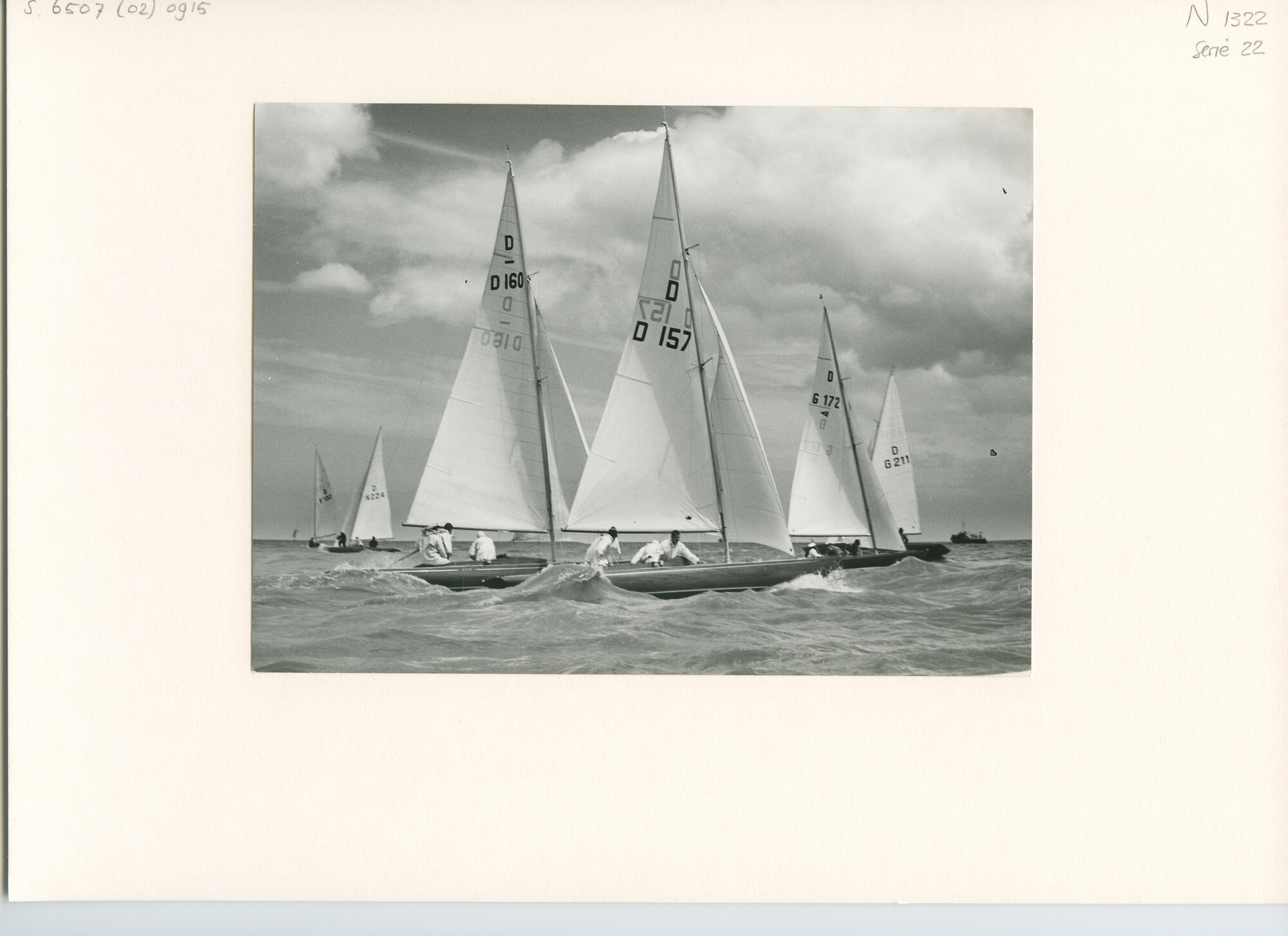 S.6507(02)0915.02; Zwart-wit foto van Draken op het IJsselmeer voor Muiden zeilende om de Internationale Dragon Gold Cup; foto