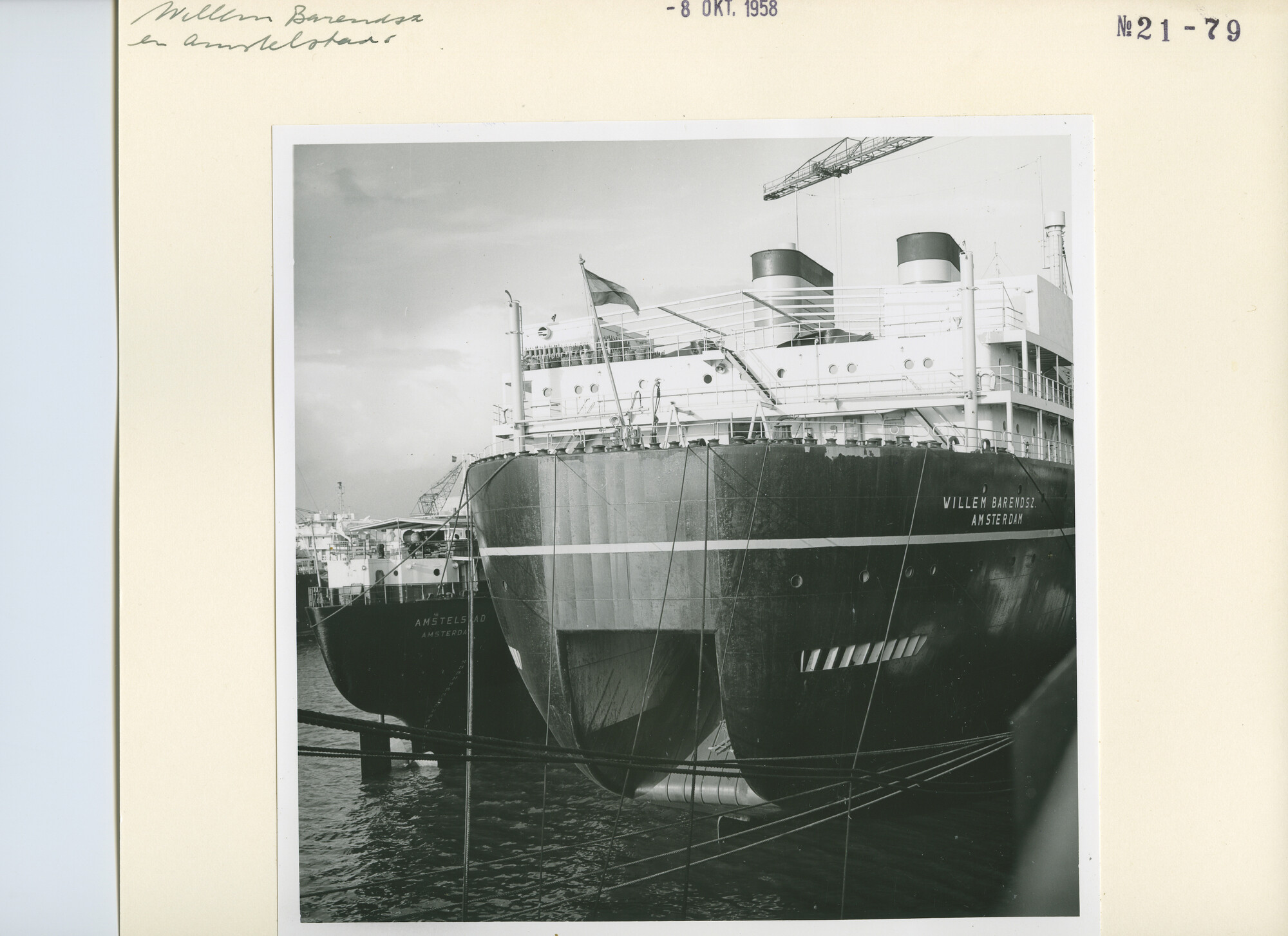 S.5444(3358); Foto van de achterschepen van de Amstelstad en de Willem Barendsz (II); foto