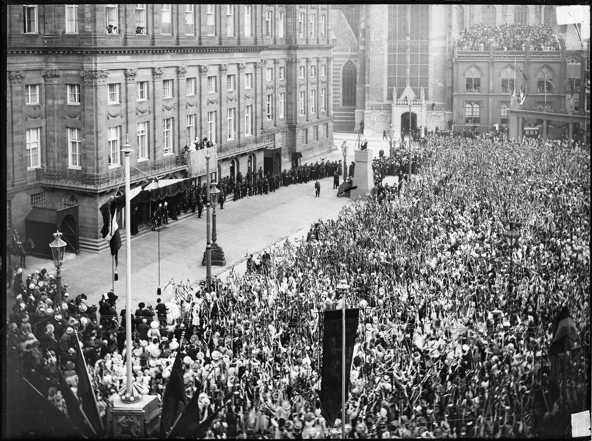 S.1156(06)128-01; Paleis op de Dam tijdens de inhuldigingsfeesten van koningin Wilhelmina te Amsterdam; negatief