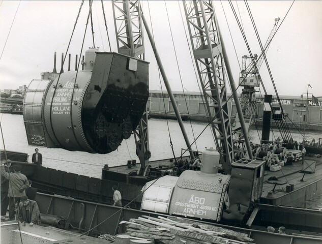 S.5219(12)0522; Fotos van het laden van de stoommachineketels No. 555 en No. 554 beide 48.000 kilo wegende [...]; fotoreportage