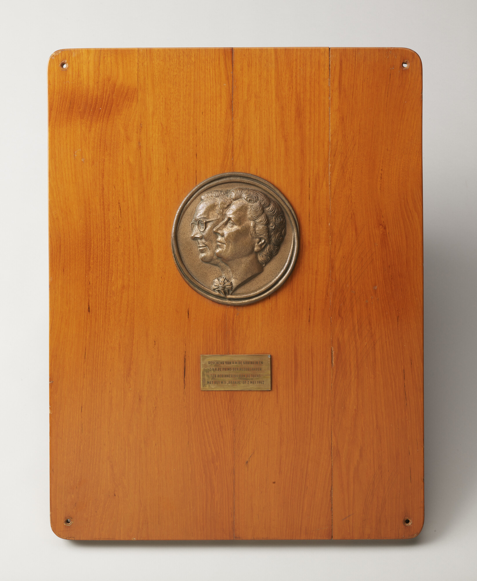 2005.2600; Plaquette met portret van prins Bernhard en koningin Juliana; plaquette