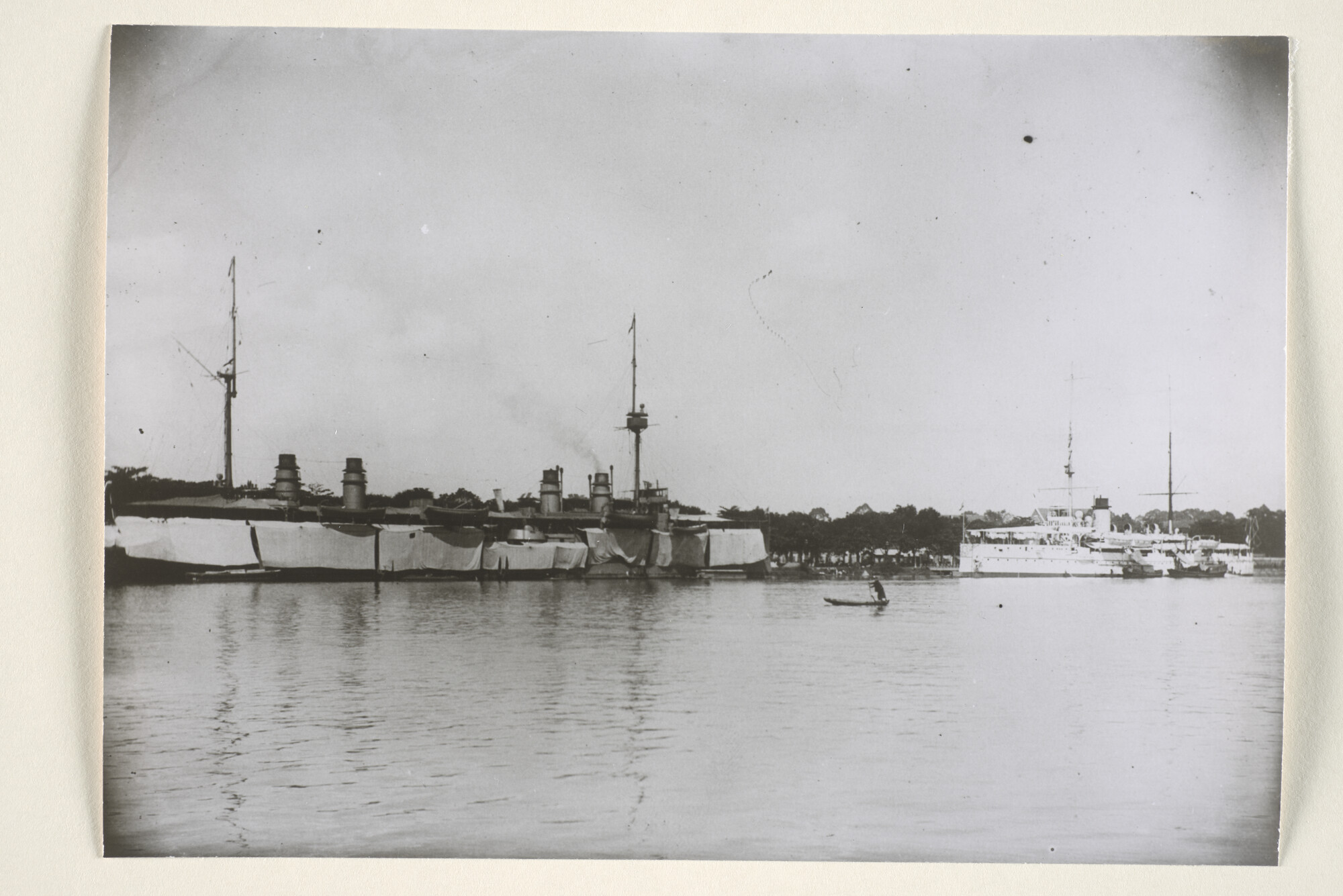 1995.1343; Het pantserschip Hr.Ms. 'Marten Harpertsz Tromp' afgemeerd aan de wal te Saigon; foto