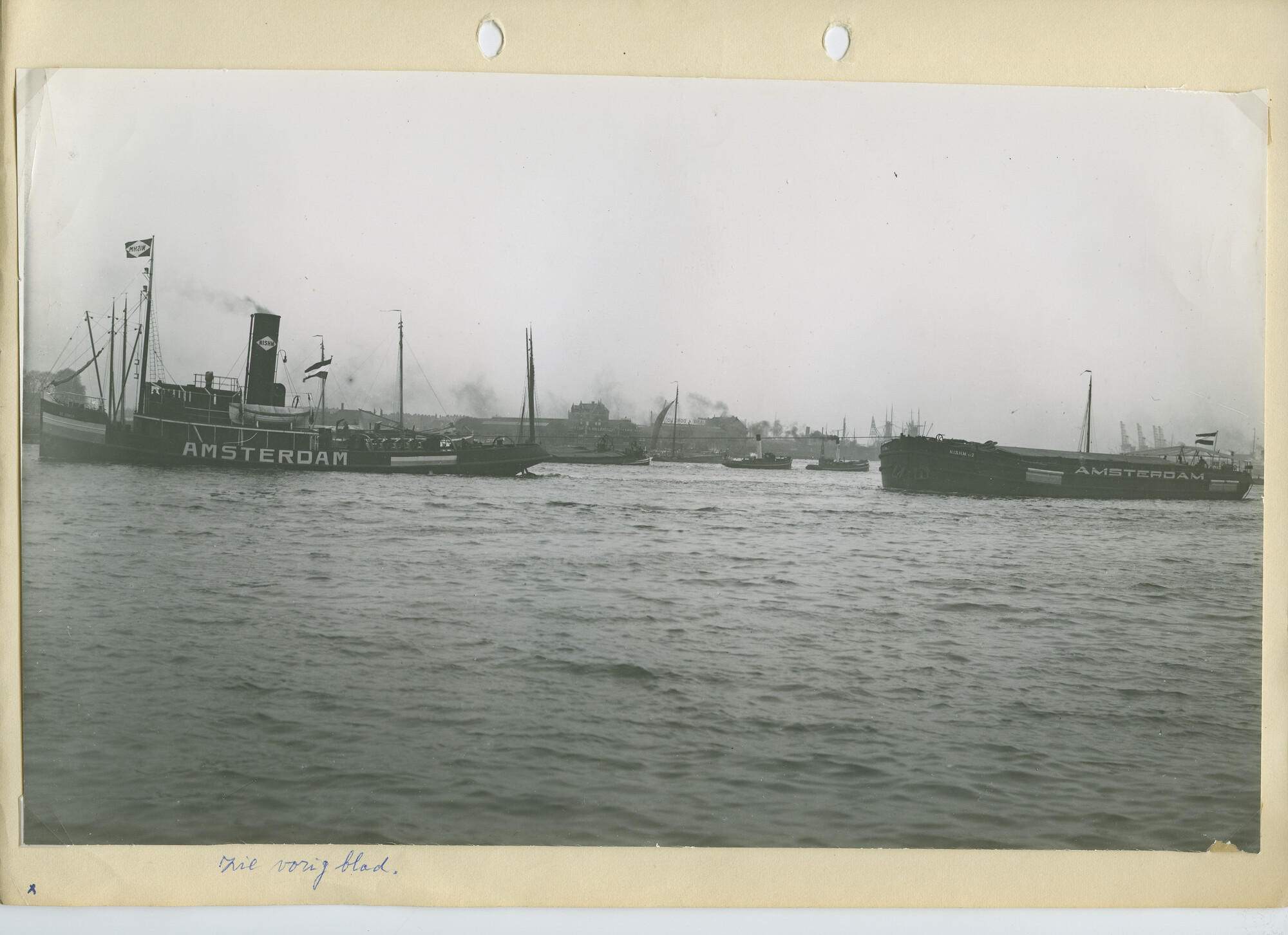 S.5621(01)0864; Foto van 1200 tons lichter voor Ned. Oost Indië, bestemming Soerabaia, gebouwd gedurende de 1ste Wereldoorlog voor rekening Nederlandsch Indische Steenkolen Handel Maatschappij.; foto