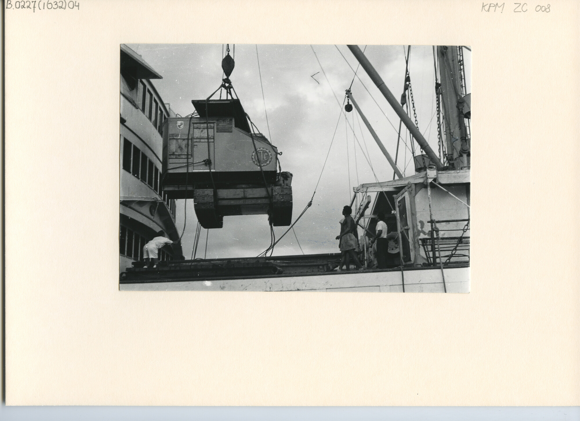 B.0227(1632)04; Foto van het vervoer van draglines met ms. Kaloekoe van Hollandia naar Merauke; foto