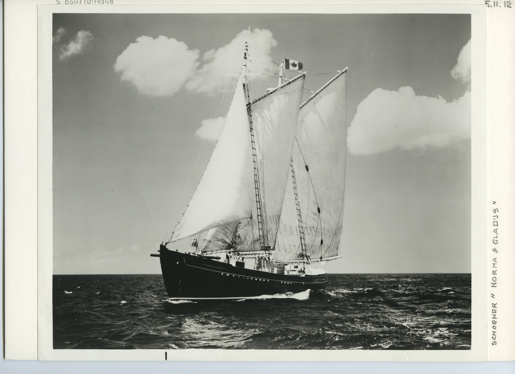 S.6507(01)4348; Foto van de Canadese stalen gaffelschoener met zwarte romp Norma & Gladys (1945) zeilend op zee; foto
