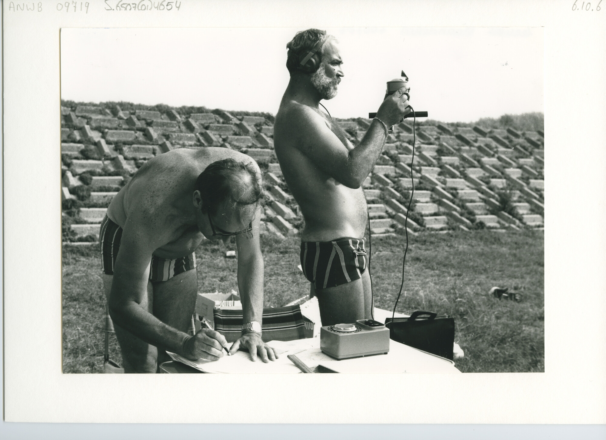 S.6507(01)4654; Foto van twee mannen met radioapparatuur op een zomerse dag.; foto