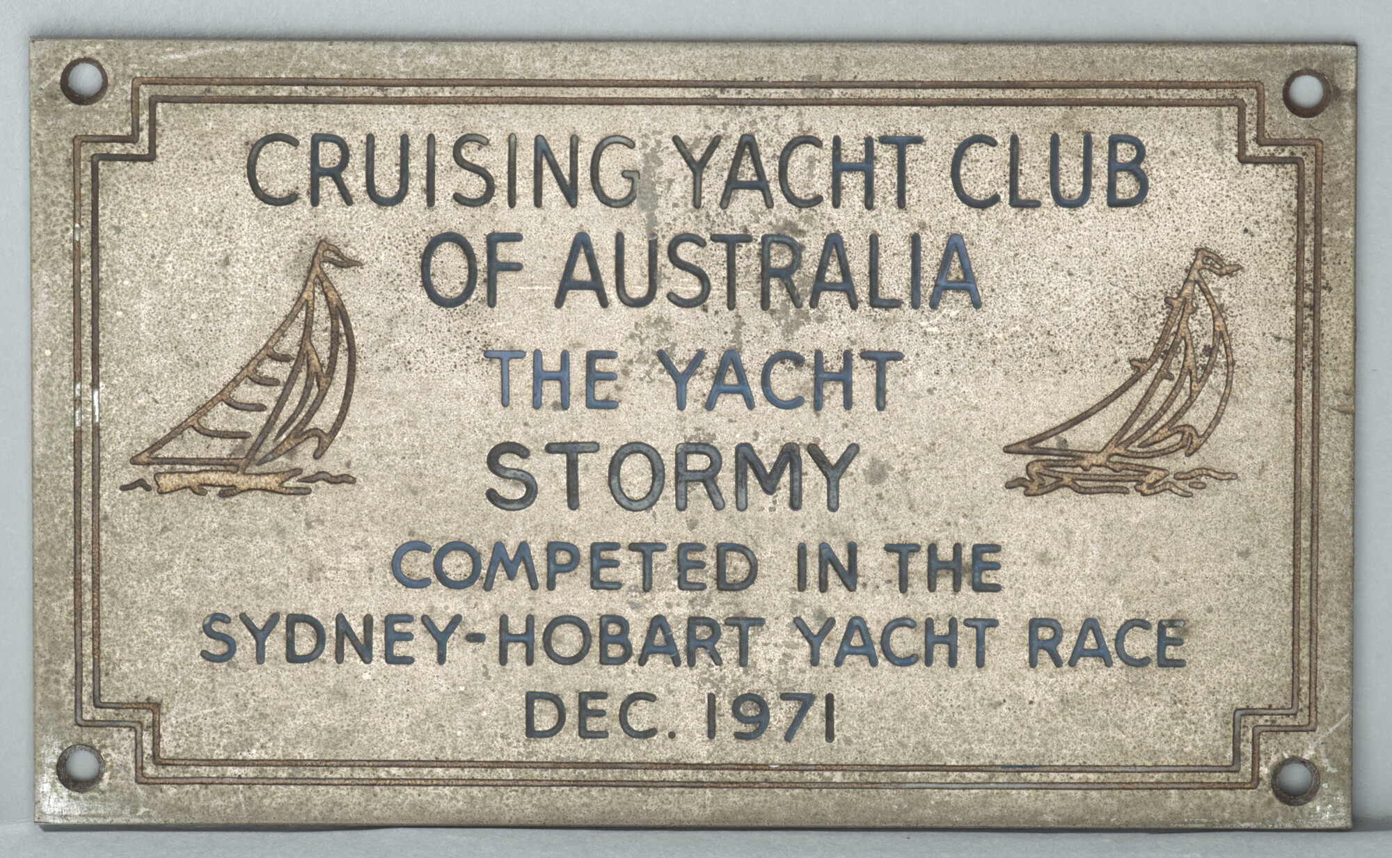 2016.1566; Metalen plaatje als aandenken aan de Sydney Hobart Yacht Race van de Cruising Yacht Club of Australia in 1971; plaatje