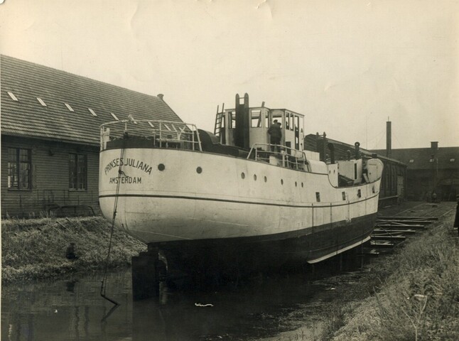 S.5219(12)0679; De "raised quarterdeck" kustvaarder Prinses Juliana van het KOFS te Amsterdam [...]; foto