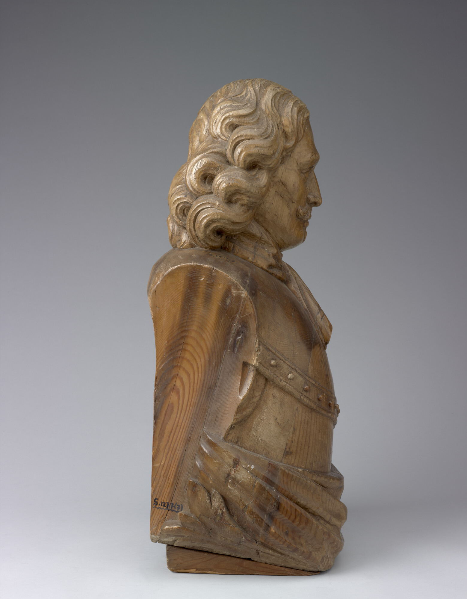 S.1277(07); Schegbeeld (buste) voorstellend Michiel Adriaansz. de Ruyter; boegversiering