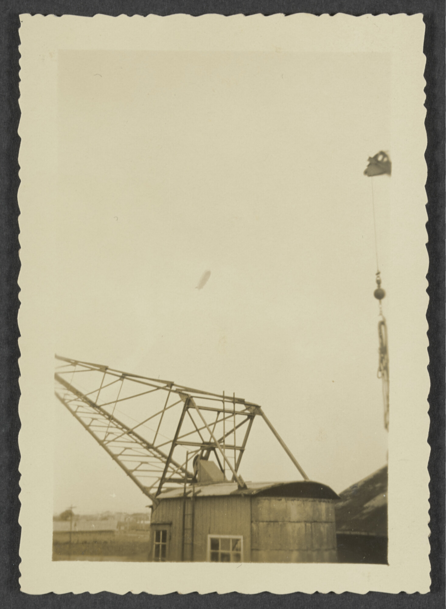 2024.3864; Zwart-wit foto van een overvliegende zeppelin in Rio de Janeiro; foto