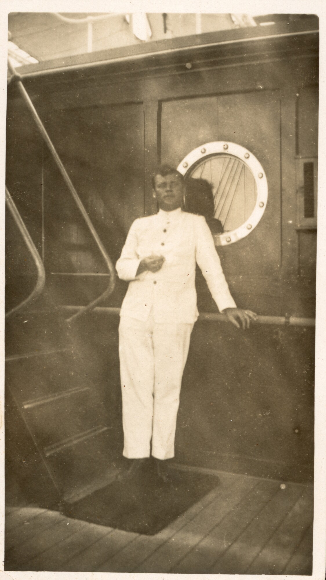 2003.0498; Portretfoto van Frederik Legger aan boord van de Poelau Tello, 1930; foto