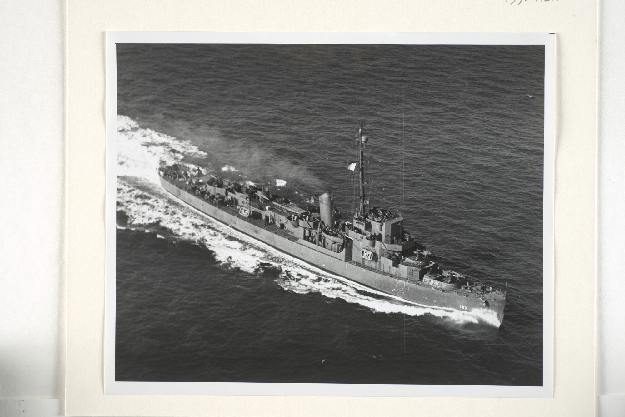 1995.1420; Luchtfoto van de USS 'Stern' (DE 187, later Hr.Ms. 'Van Zijll') op zee; foto