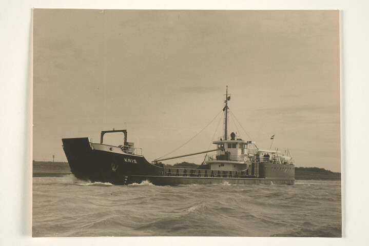 S.5219(12)0194; Foto's van de proeftocht van de bij de ASM gebouwde beach-landing craft 'Kais' op de Nieuw-Waterweg op weg naar zee; fotoreportage