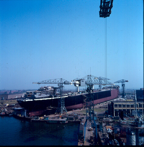 S.9100(2766); De Shell-tanker 'Neverita' tijdens de afbouw bij de NDSM in Amsterdam; diapositief