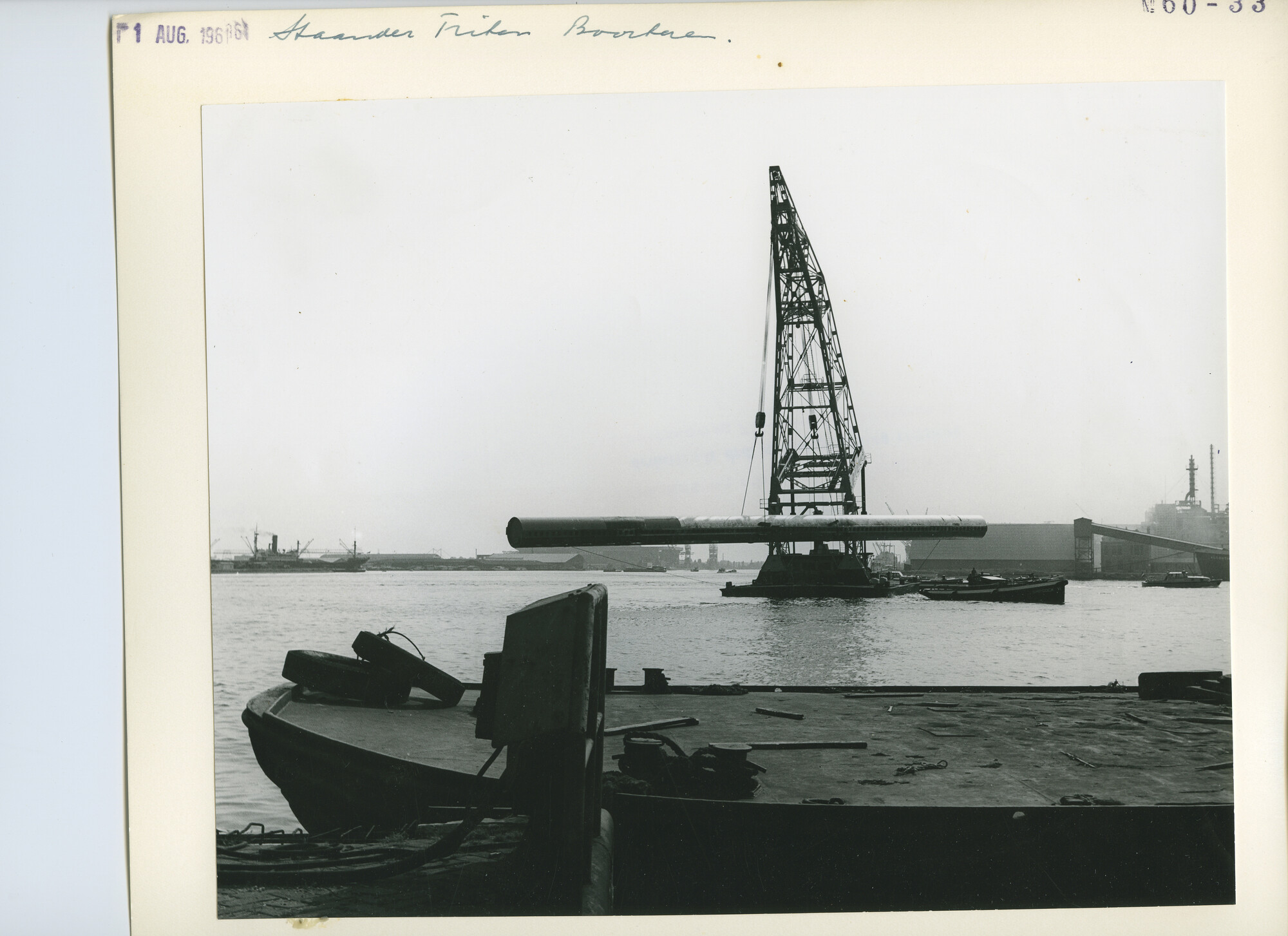 S.5444(3749)06; Foto van het transport van een poot voor het booreiland Triton uit de [...]; foto