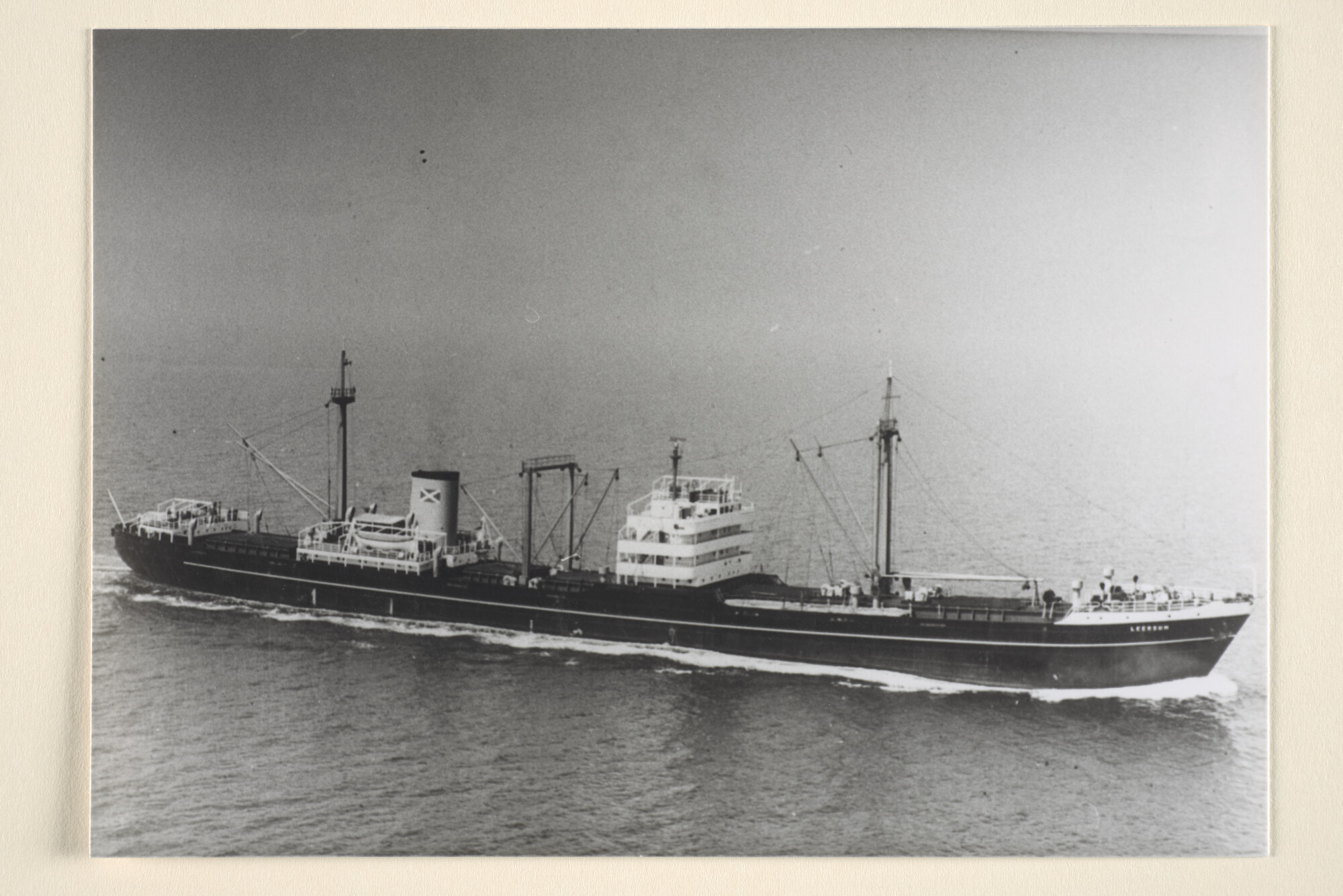 1995.7005; Een luchtfoto van het vrachtschip ms. 'Leersum' van de NV; foto