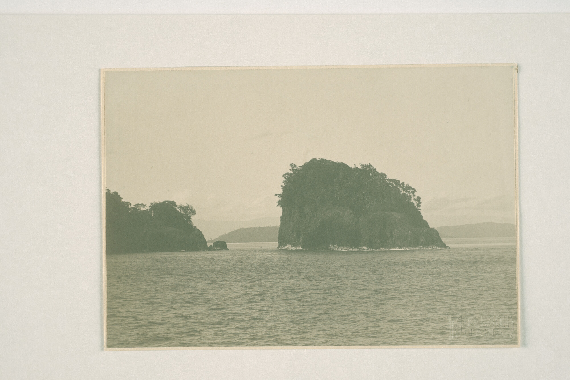 1994.5783a; Gezicht op de rotsen (vermoedelijk) bij de Poelau-baai bij Benkoelen (Sumatra); foto