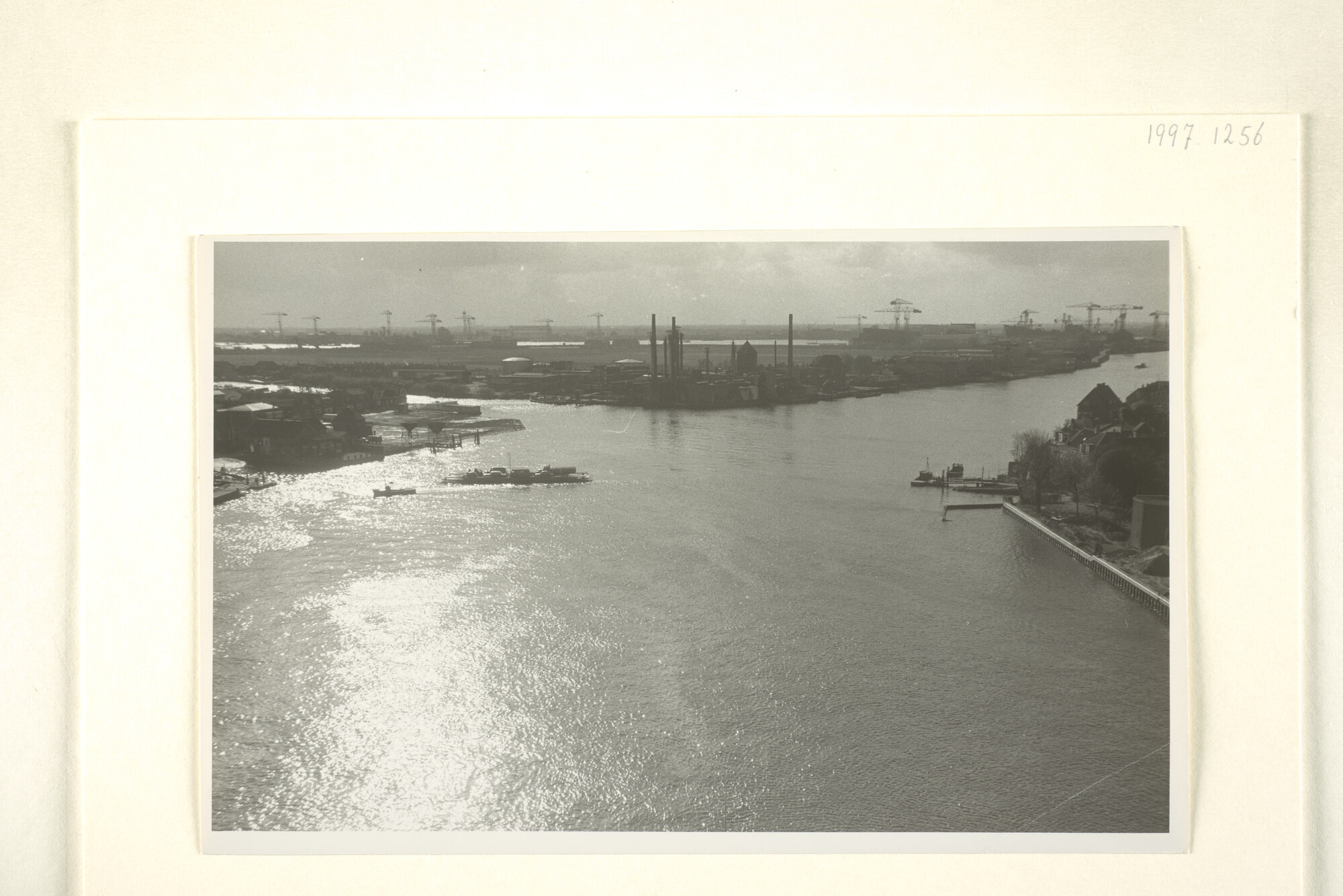 1997.1256; Tegenlichtopname over de Hollandse IJssel en de Stormpolder bij Krimpen aan de IJsel; foto