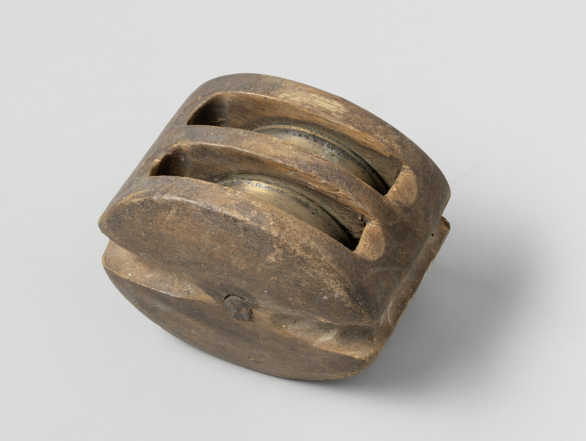 A.4617(02); Iepenhouten blok met metalen schijven, (brons) en ijzeren nagel.Enkel geneut en gestropt, met ingebonden kous (ijzer) en haak (ijzer); blok