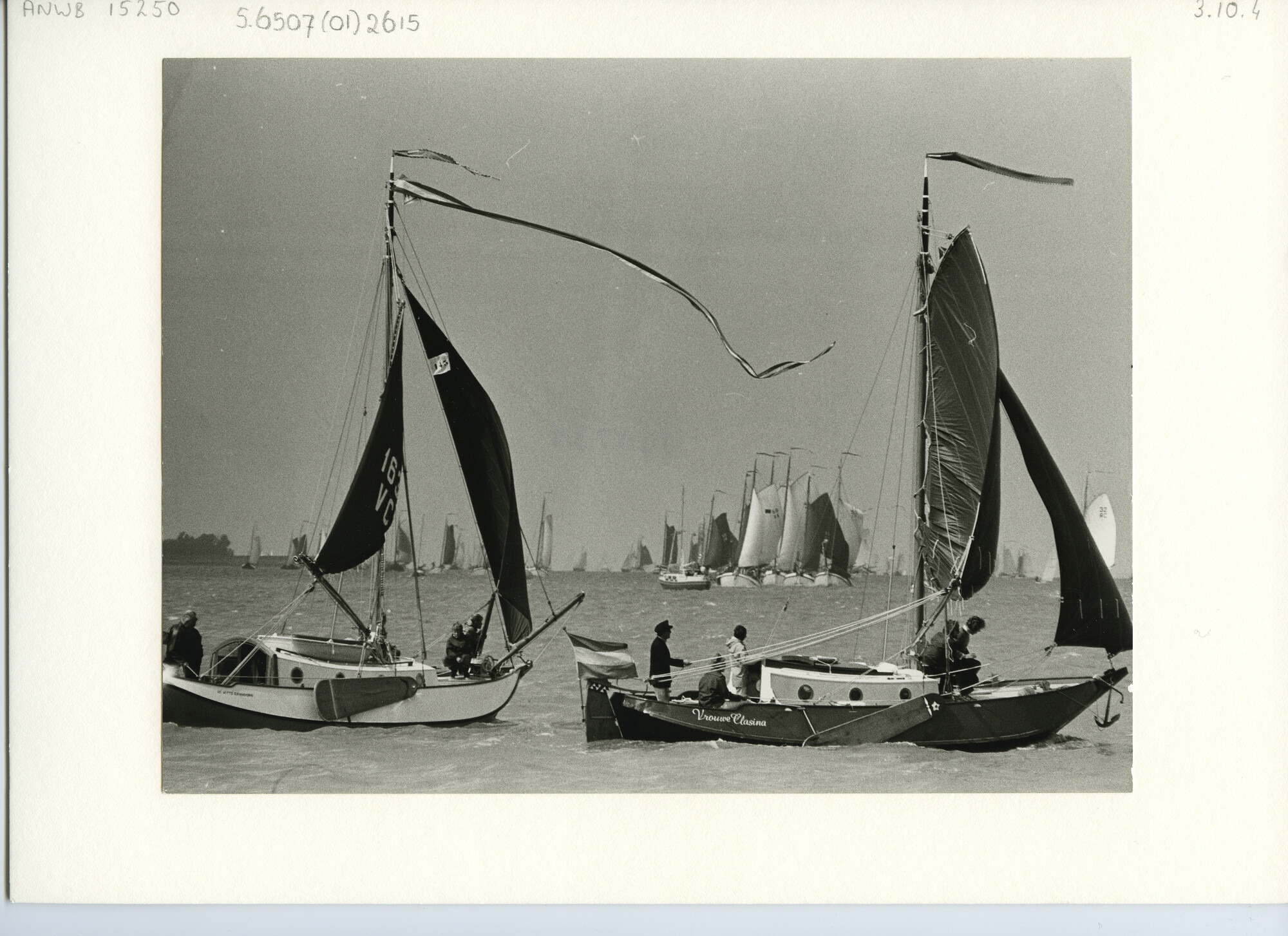 S.6507(01)2615; Twee hoogaarsen, De Witte Eenhoorn (zeilnummer 163 VC) en Vrouwe Clasina voor de wind op de Gouwzee; foto
