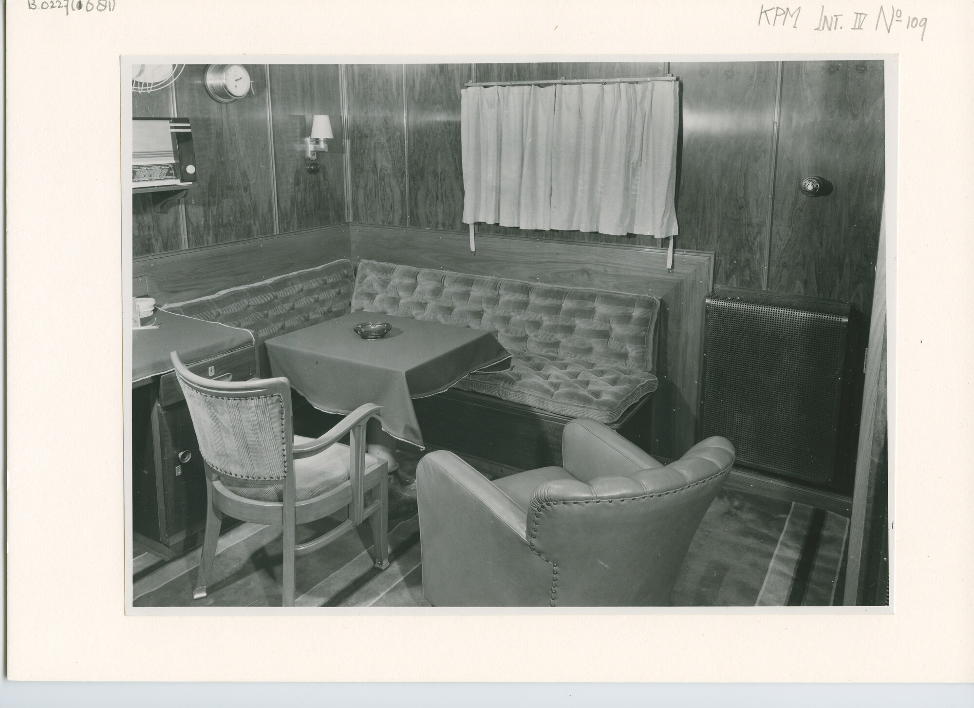 B.0227(1681); Interieurfoto hut van de hoofdwerktuigkundige, a/b ms. Van Riemsdijk; foto