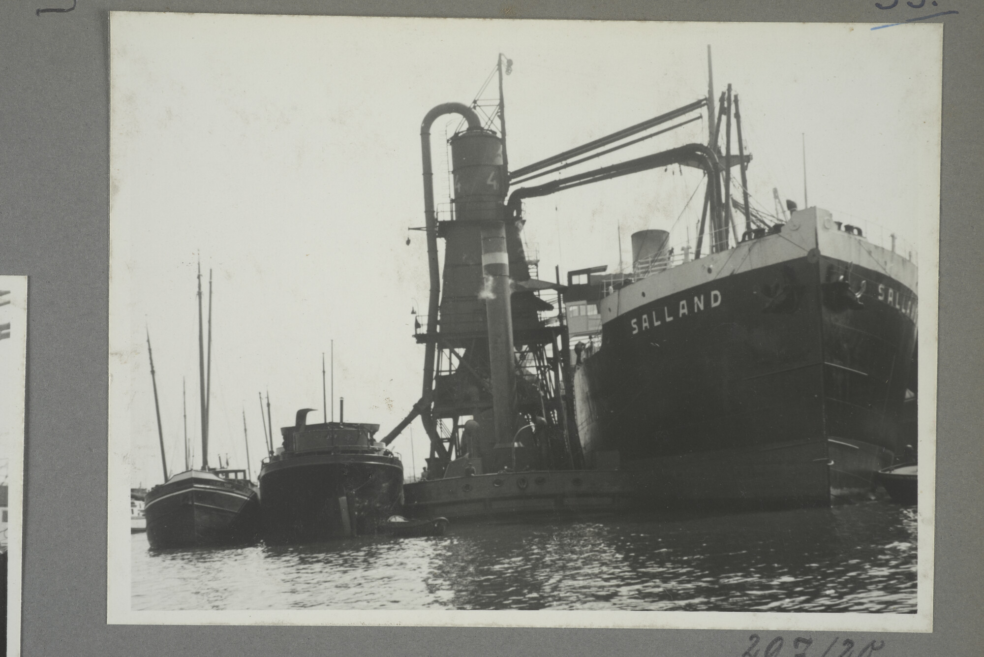 1998.2177; Omslag/ album met een grote hoeveelheid proeffoto's gemaakt door mw. A.M. Wolff-Koller in opdracht van de Gemeente Handelsinrichtingen in Amsterdam; omslag