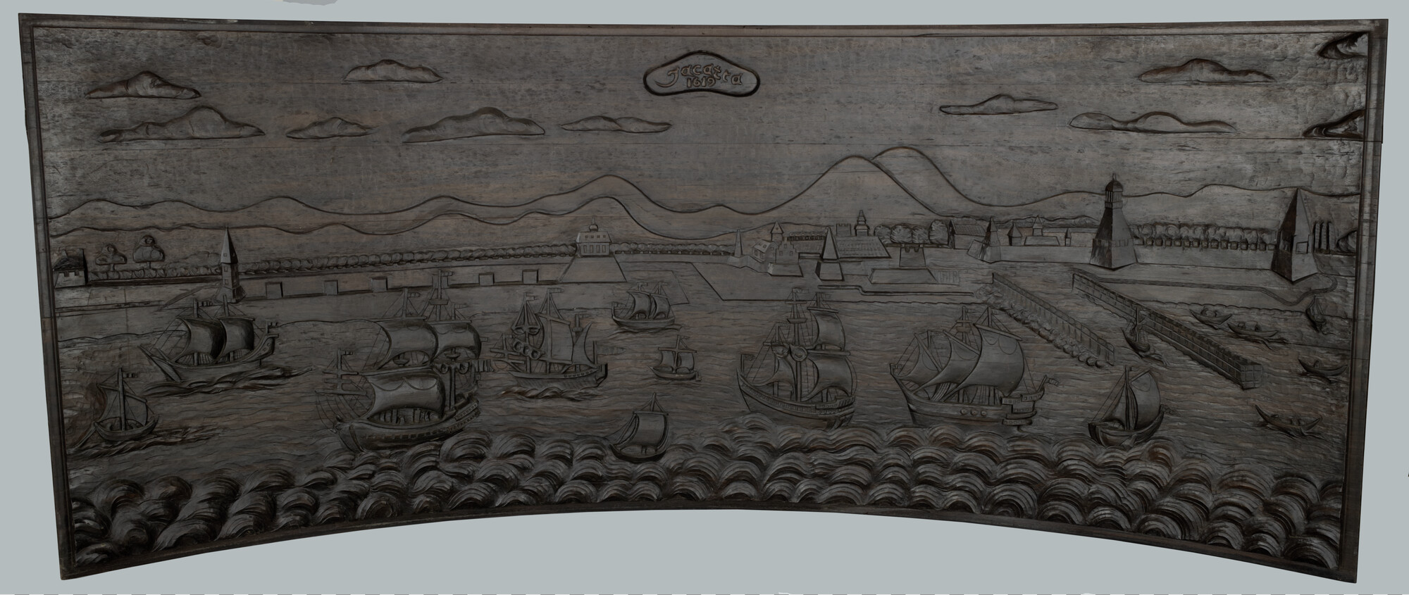 S.5420(10); Houten gebogen wandpaneel met een afbeelding van de rede van Batavia, 1619; scheepssier