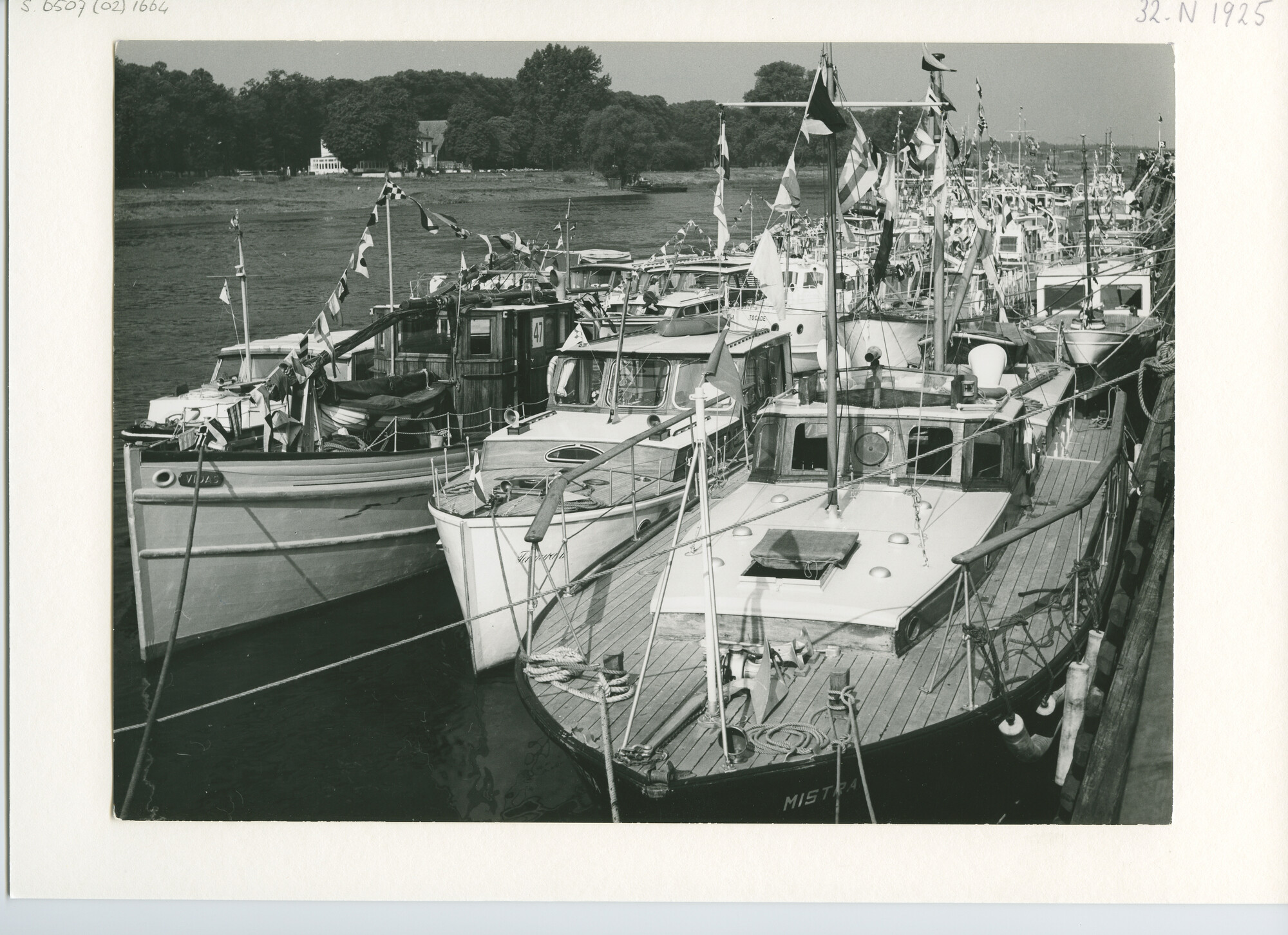 S.6507(02)1664.04; Zwart-wit foto van de deelnemers aan de Pavillon dOr 1960 afgemeerd in de Gelderse IJssel te Deventer; foto