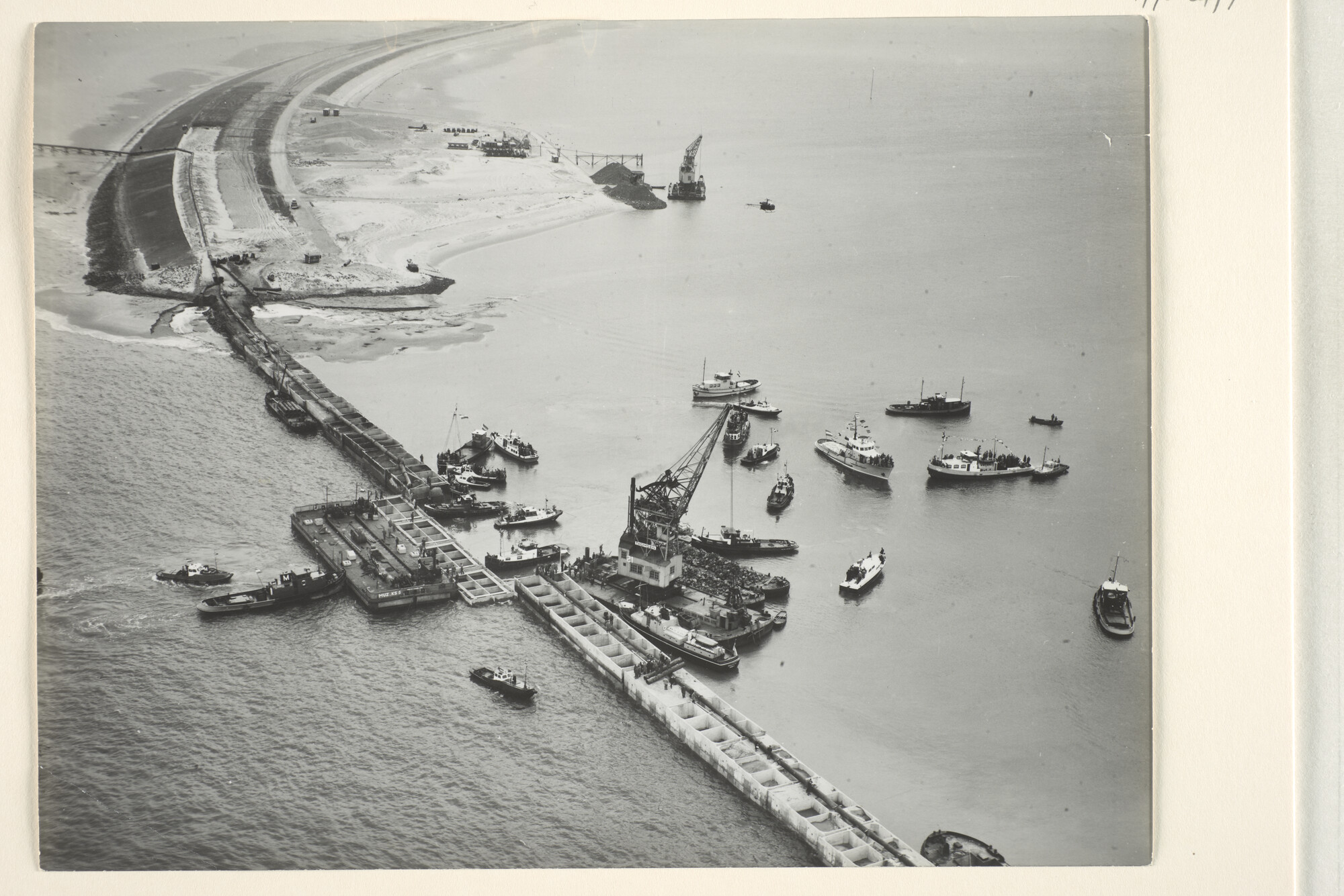 1996.3497; Luchtfotos van de afsluiting van het Veerse Gat in het kader van het Deltaplan [...]; fotoreportage