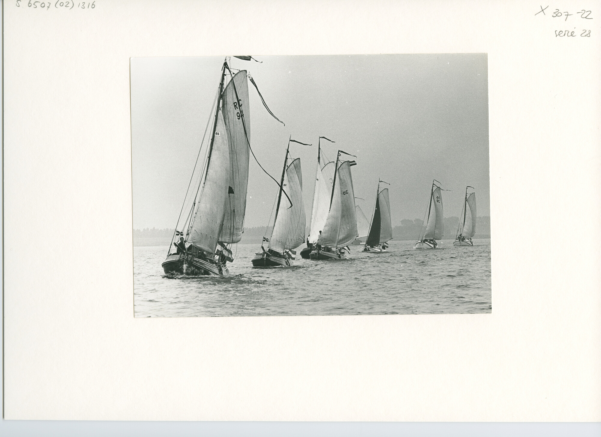 S.6507(02)1316; Zwart-wit foto van de reünie van ronde en platbodemjachten te Willemstad; foto
