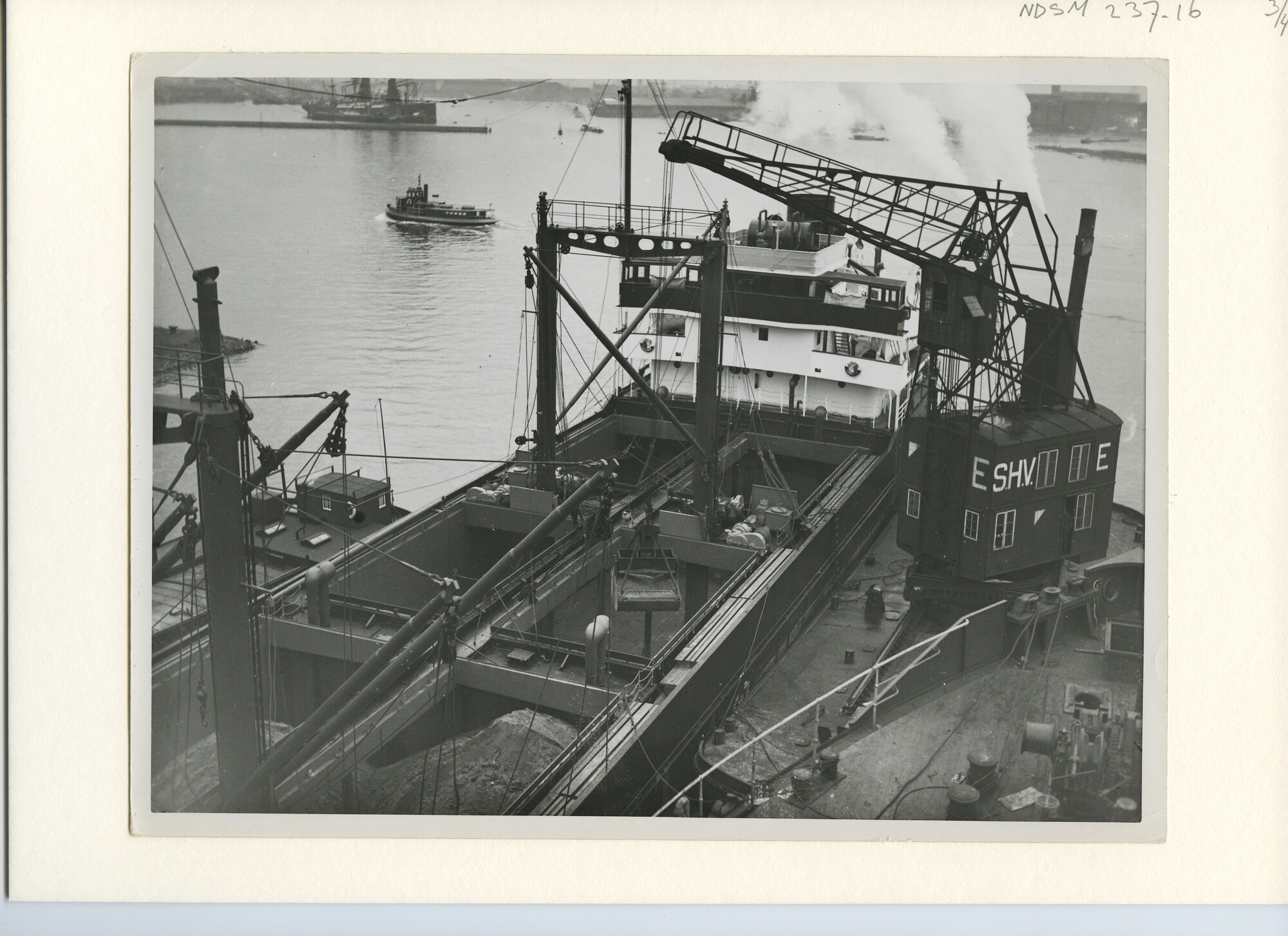 S.5444(1208)27; Foto van het laden van ms. Walerii Meshlauk met zand voor de; foto