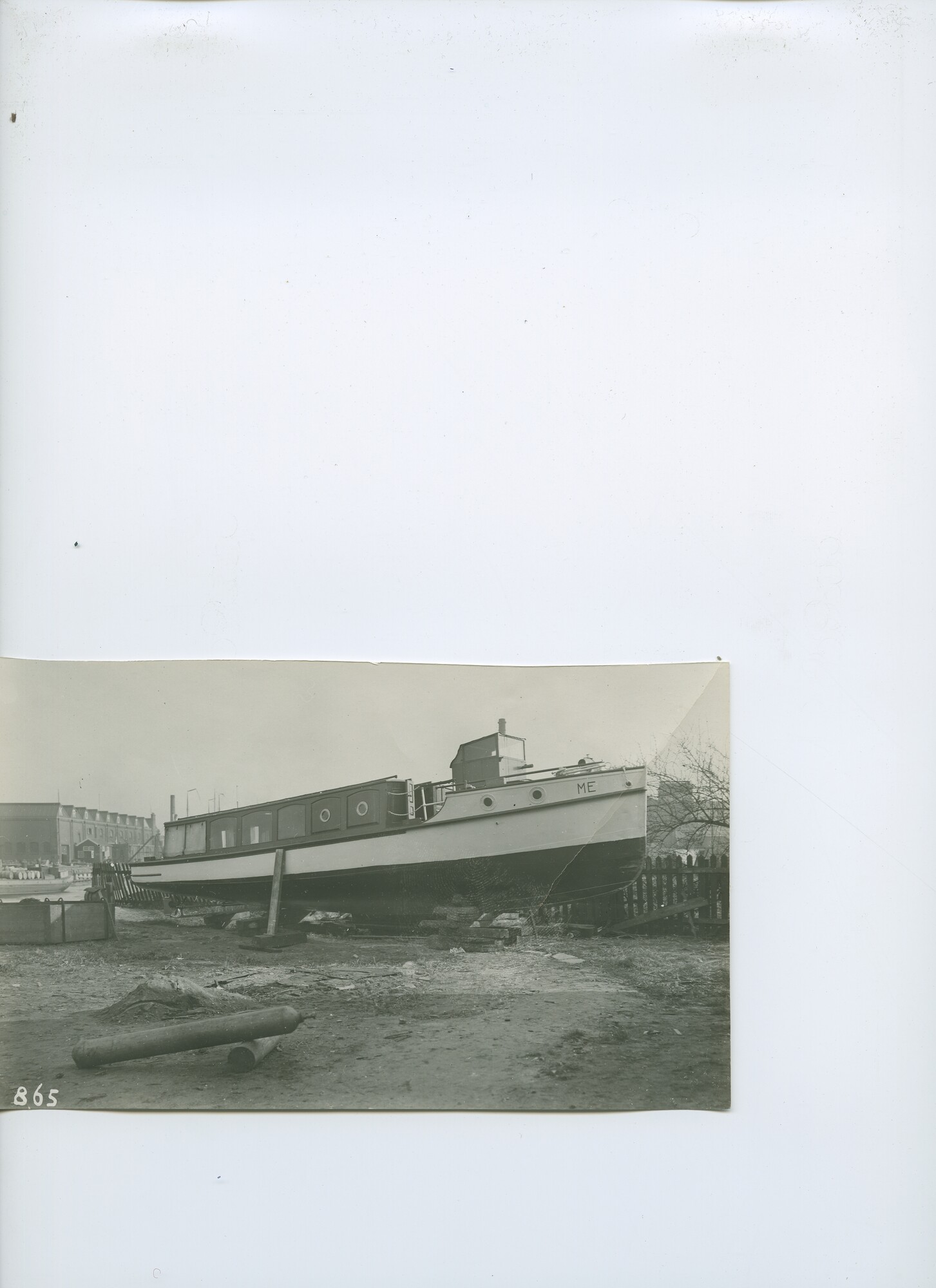 S.6386(114)0090; Foto van directievaartuig Meeuw op de wal; foto
