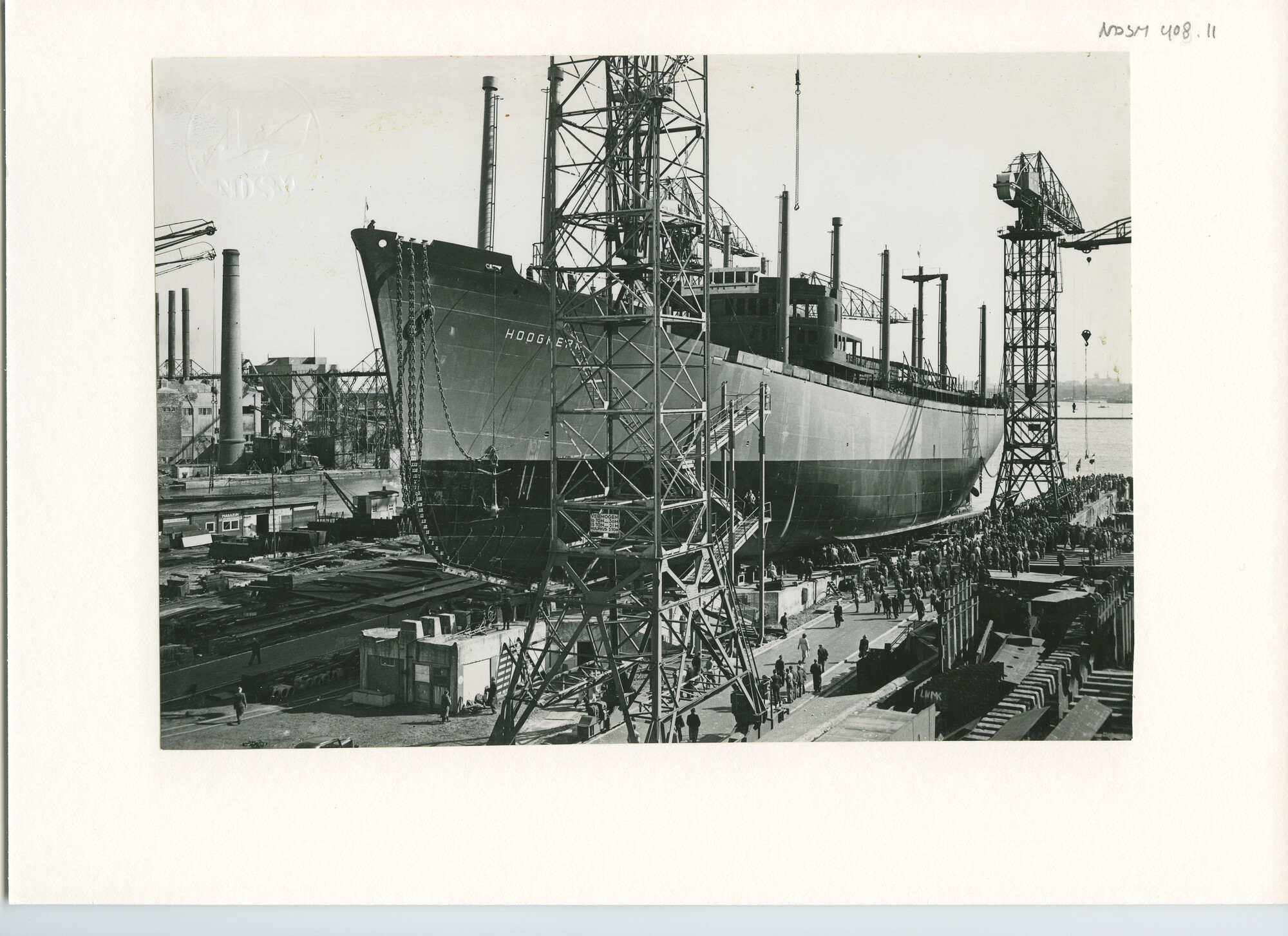 S.5444(1768)2; Foto van de tewaterlating van het vrachtschip ms. Hoogkerk; foto