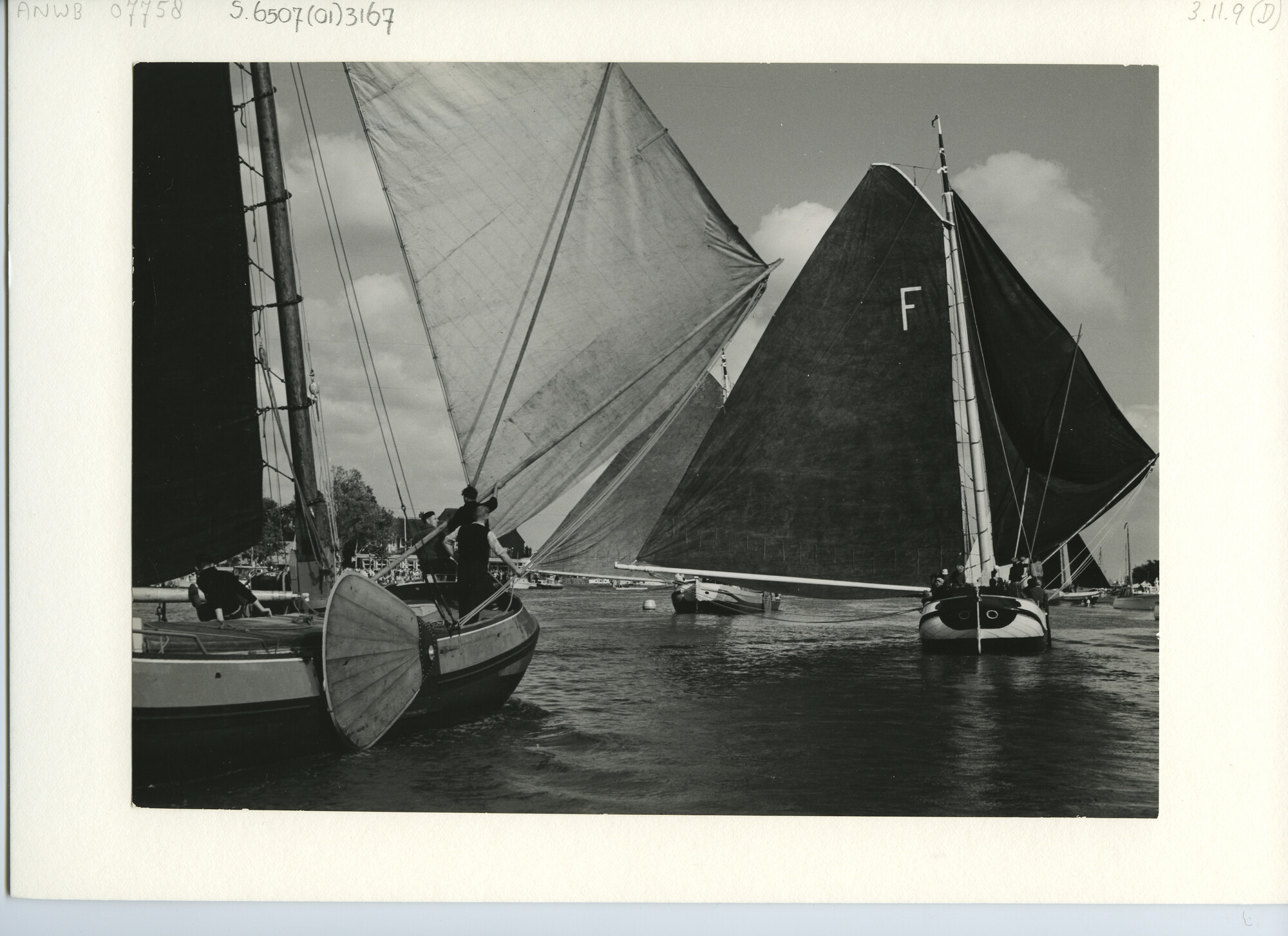 S.6507(01)3167; Achteraanzicht op voor de wind zeilende skûtsjes - tjalken - tijdens skûtsjsilen te Eernewoude; foto