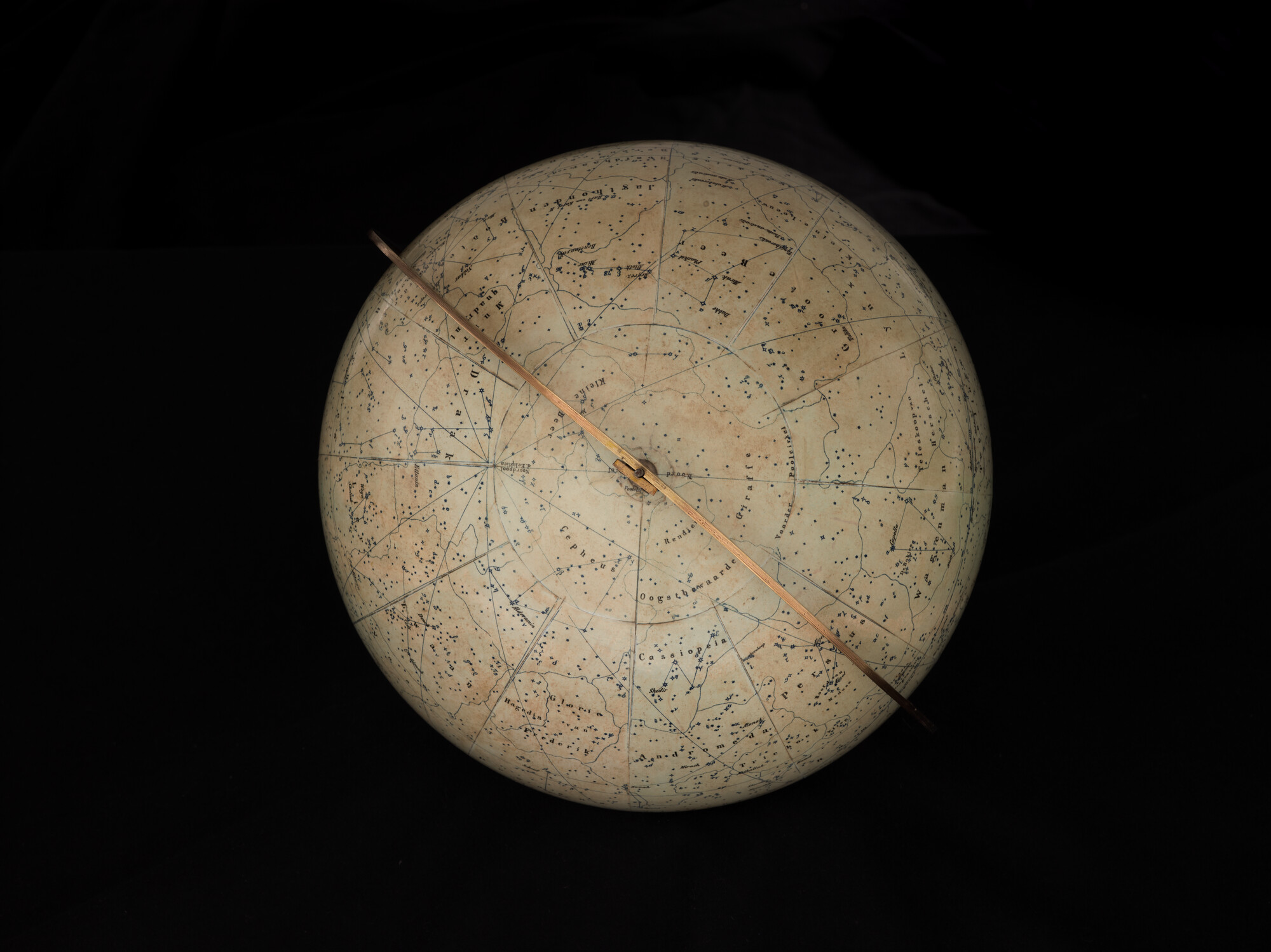 A.3670; Hemelglobe van 32 cm. in doorsnede voor de Nederlandstalige markt gemaakt door Jan Felkl & Zoon; globe