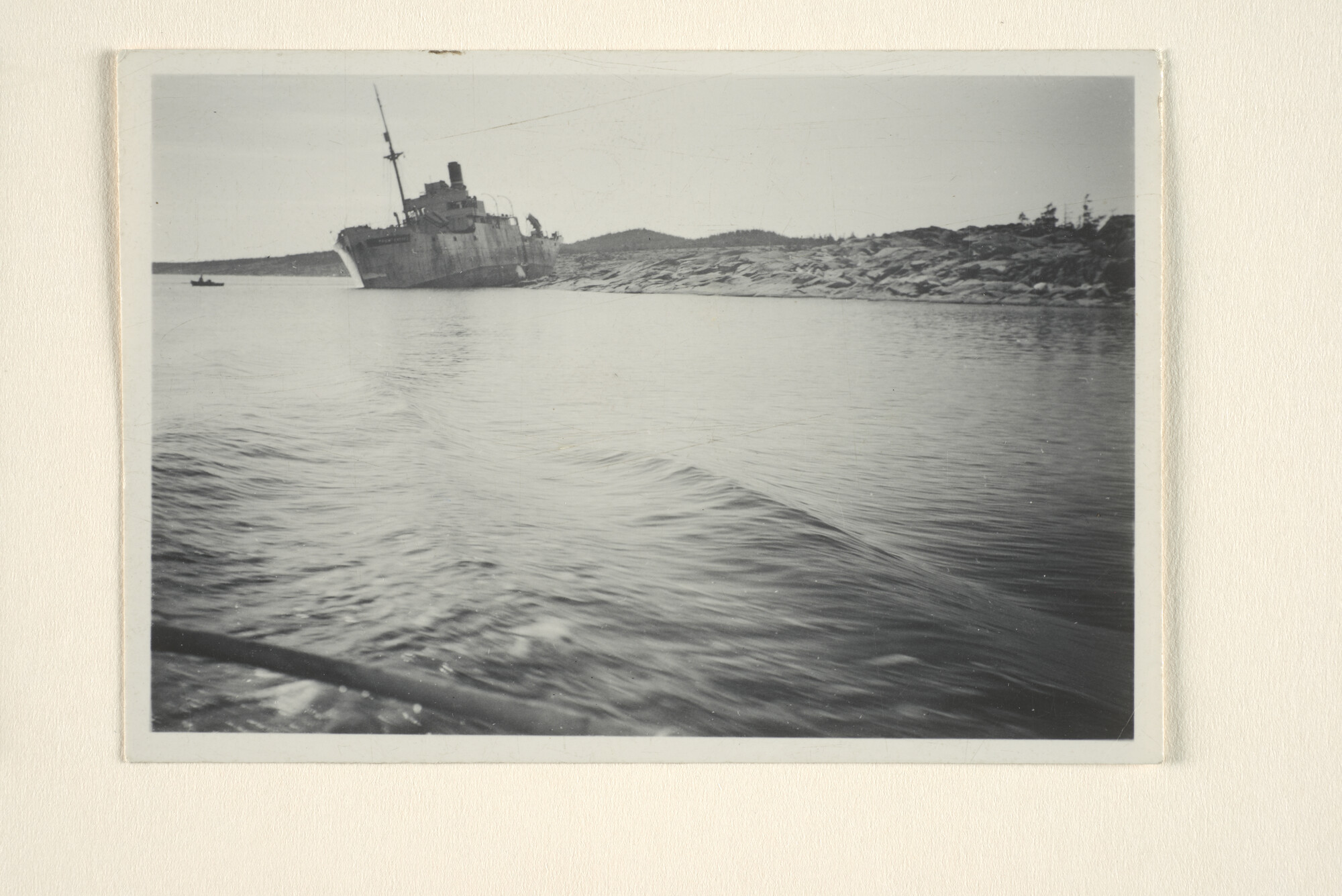1996.0540; Foto's van het wrak van het vrachtschip ss. 'Trompenberg' van de Stoomboot Maatschappij Hillegersberg [...]; fotoreportage