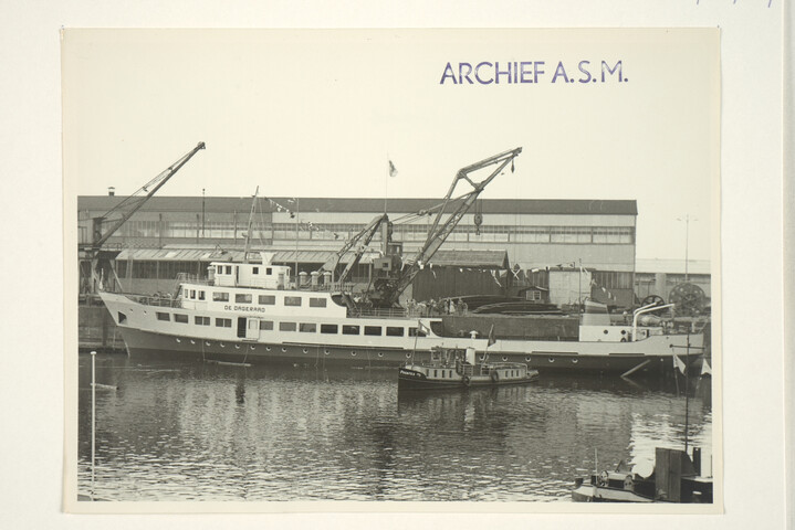 S.5219(12)0207; Foto's van de doop en de tewaterlating van de veerboot ms. 'De Dageraad' van de TESO op de dwarshelling van de ASM; fotoreportage