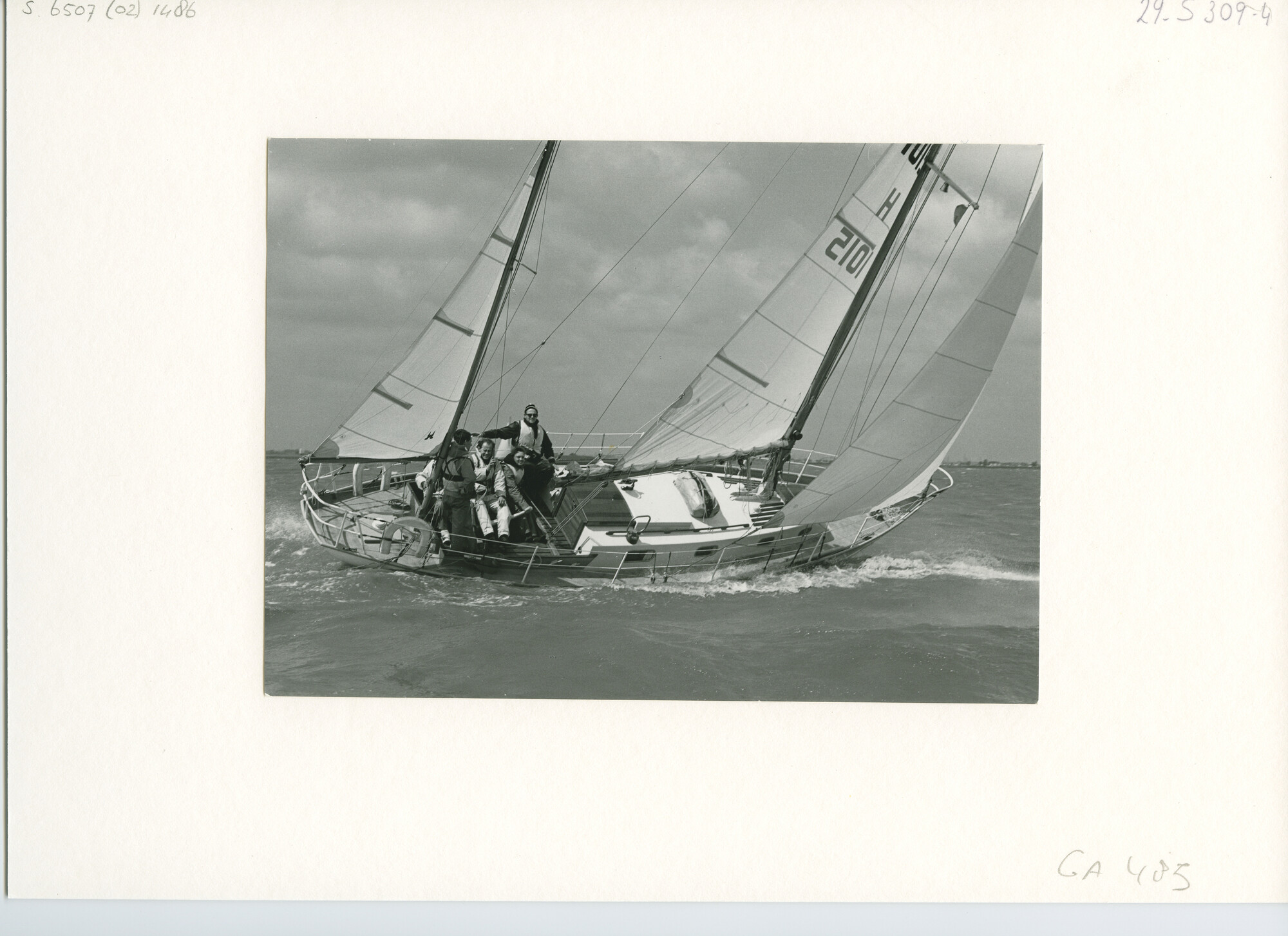 S.6507(02)1486.03; Zwart-wit foto van de stalen yawl Piranha (H 1015) in actie bij harde wind; foto
