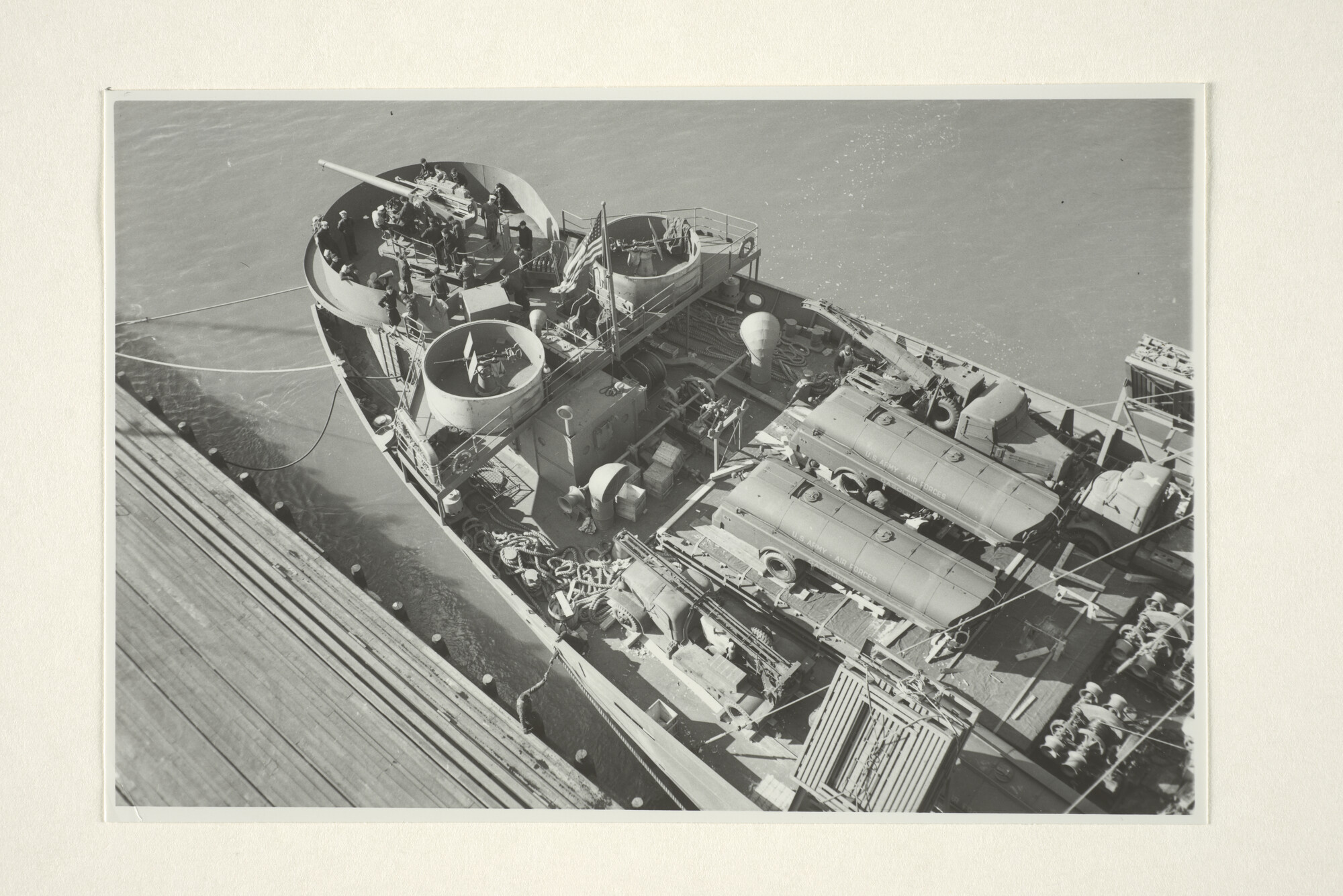 1997.4150; Detailfoto van het voorschip van een Amerikaans libertyschip, waarvan het voorste ruim wordt geladen met dozen en zakken; foto