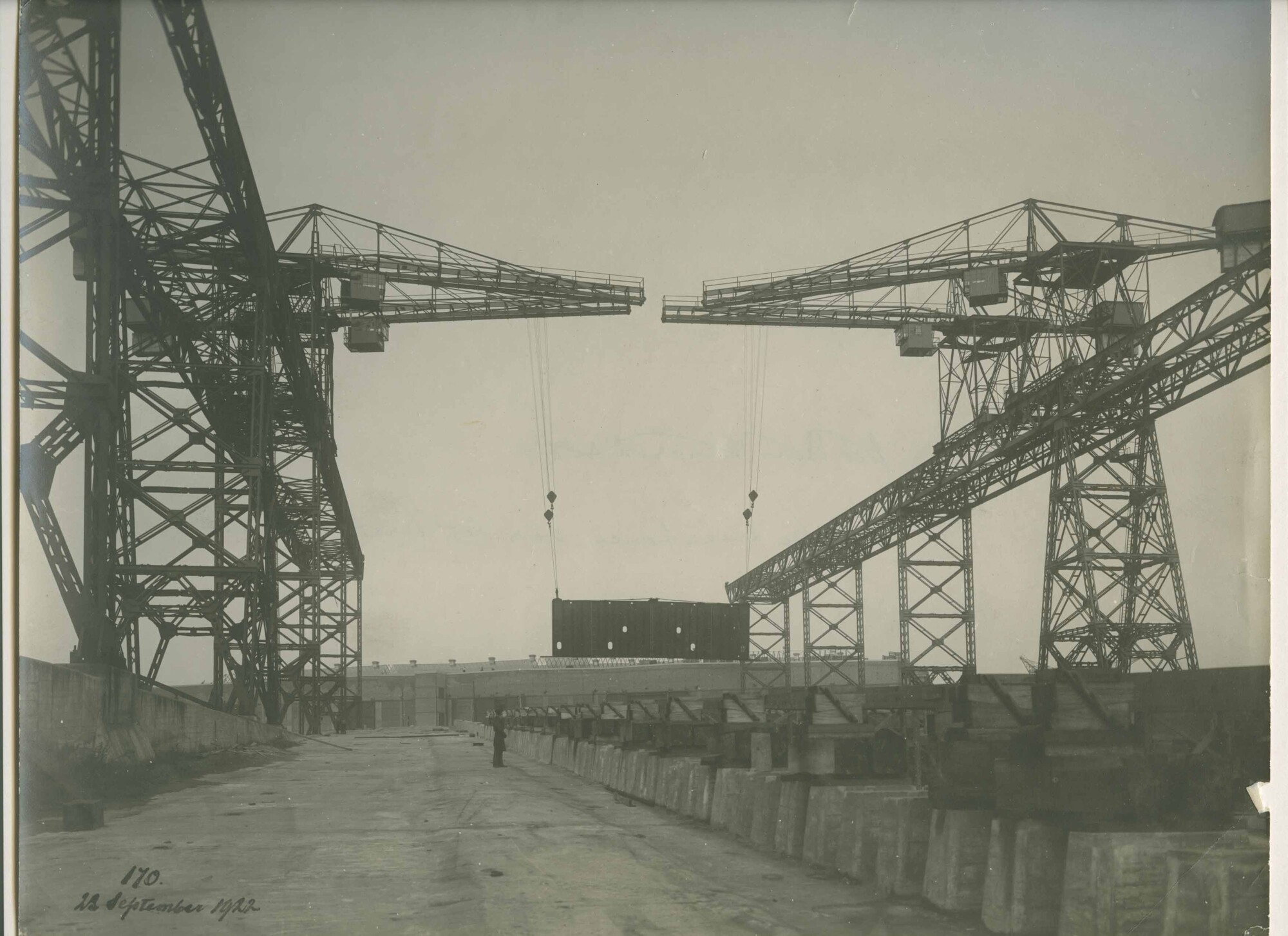 S.5444(0571); Foto van het drijvend droogdok Hendrikdok in aanbouw bij de NSM; foto