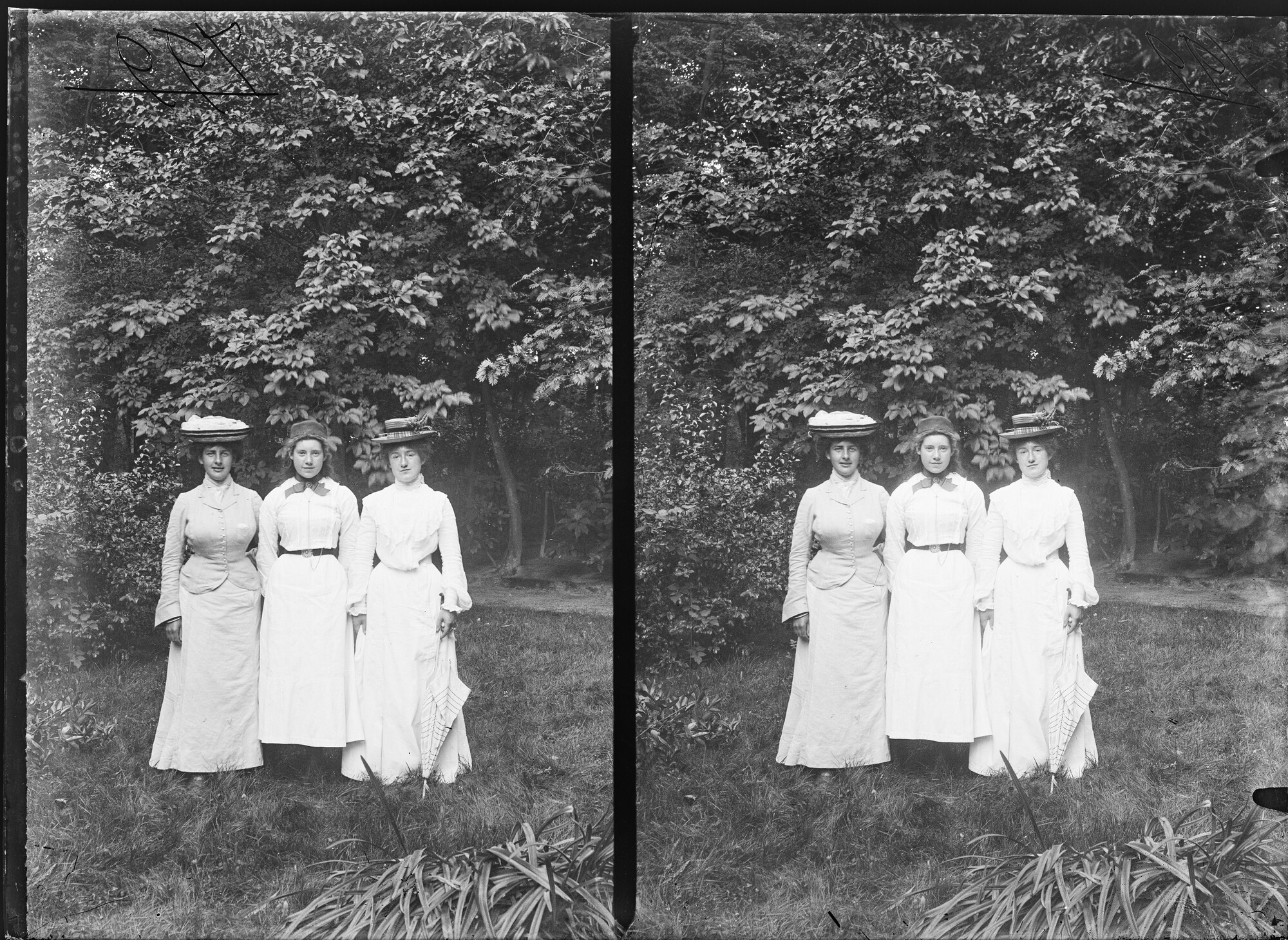 S.1156(06)400; Stereonegatief van een groepsportret van de drie dochters van Jan F. en Anthonia Korthals Altes; negatief