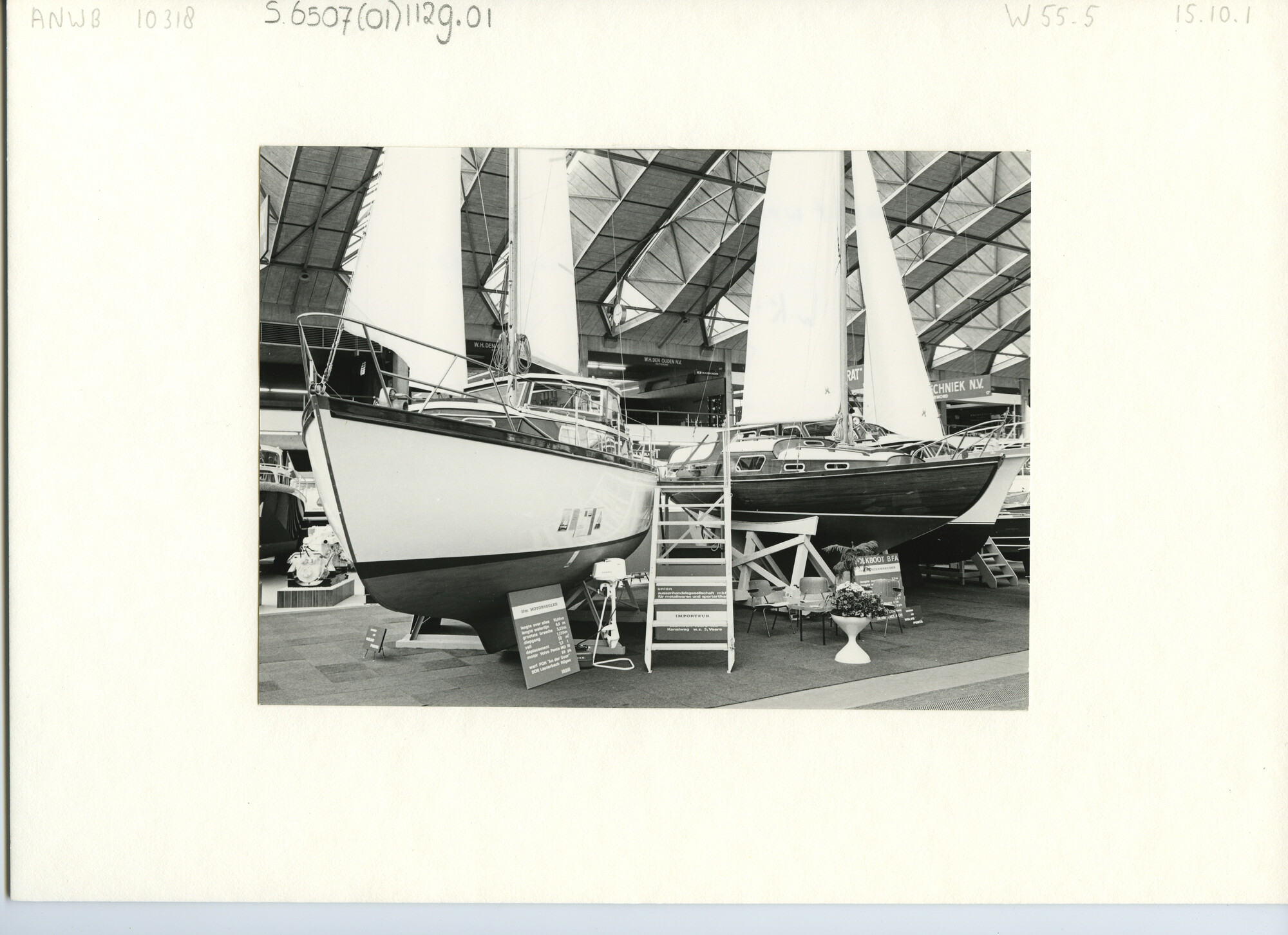S.6507(01)1129.01; Foto van de HISWA 1968: diverse stands van jachtwerven Veere; foto