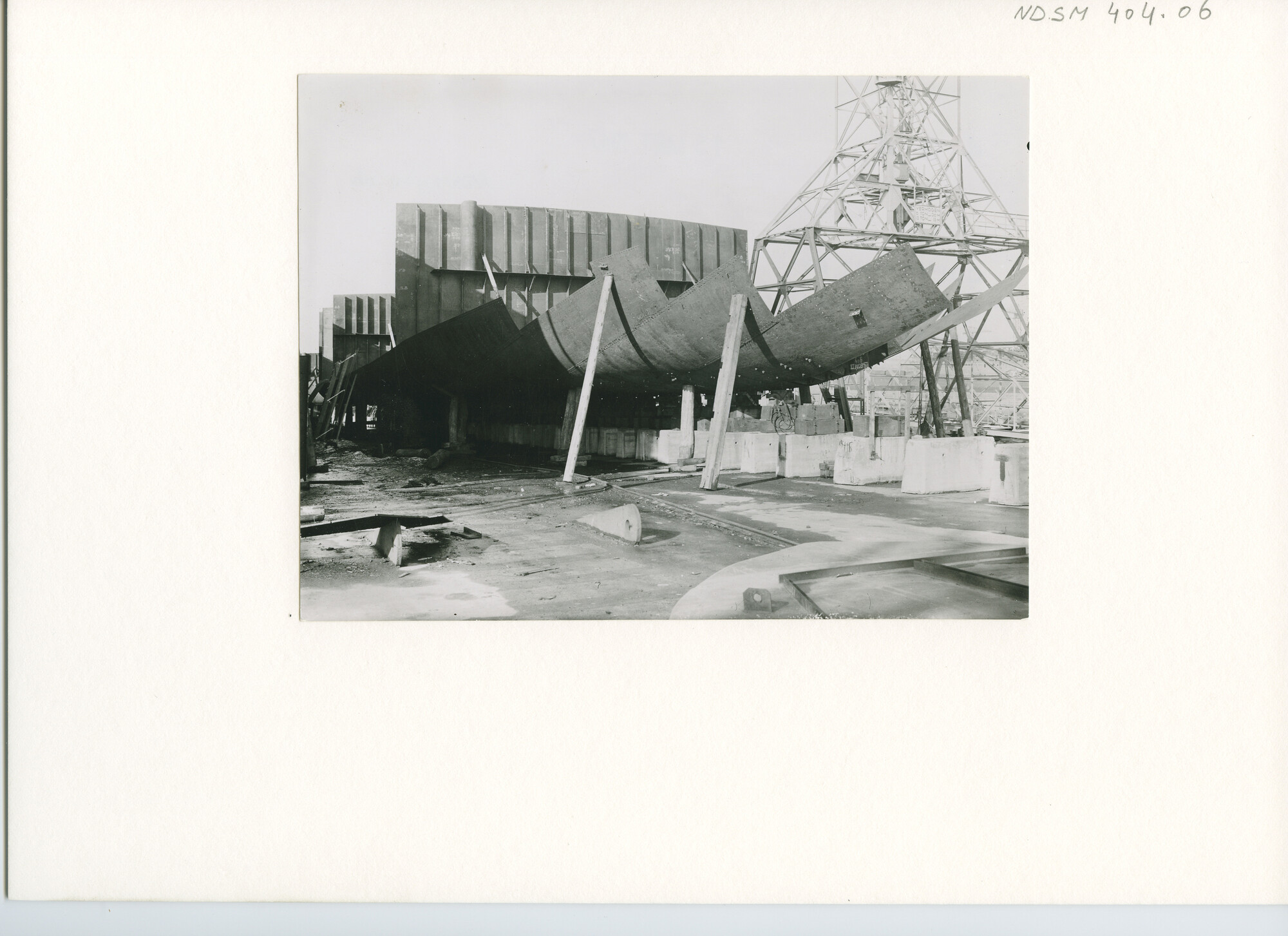 S.5444(1713); Foto van het vracht-passagiersschip ms. Kaloekoe in aanbouw bij de NDSM; foto