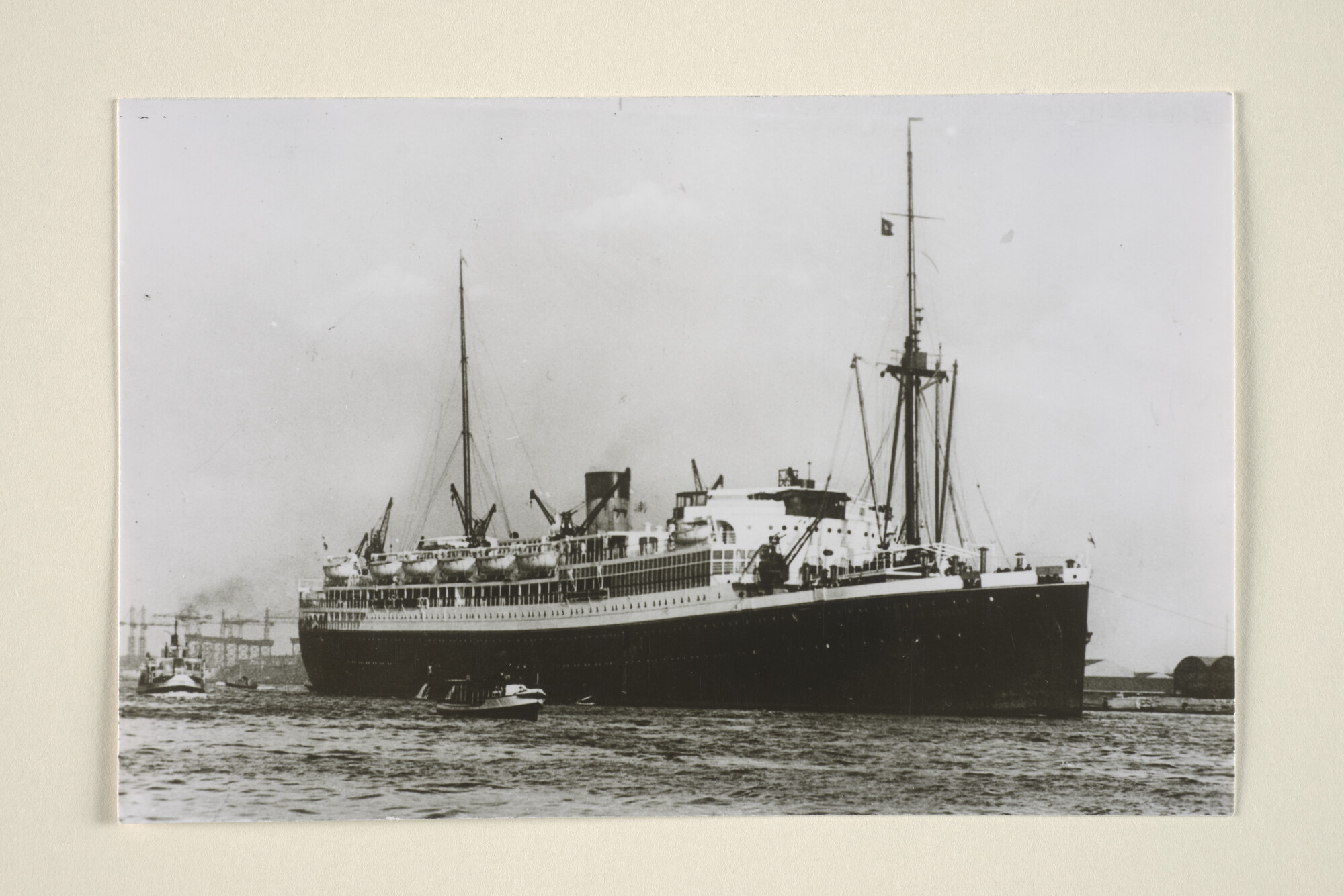 1995.1766; Het mailschip ms. 'Christiaan Huygens' van de SMN verlaat de haven van Amsterdam; foto